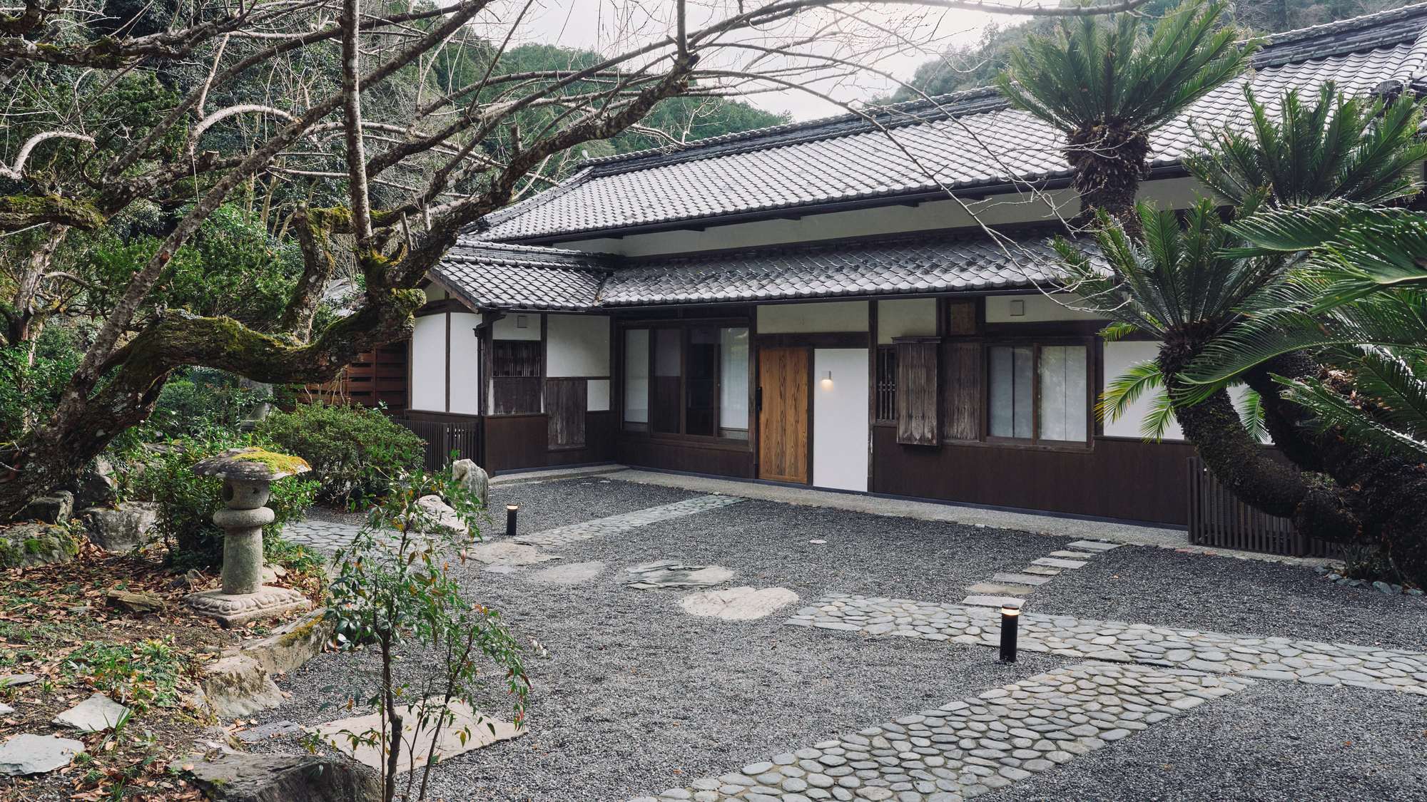 ・【母屋棟】建物の片面をぐるりと囲む縁側からは、自慢の日本庭園が眺められる最高のロケーション