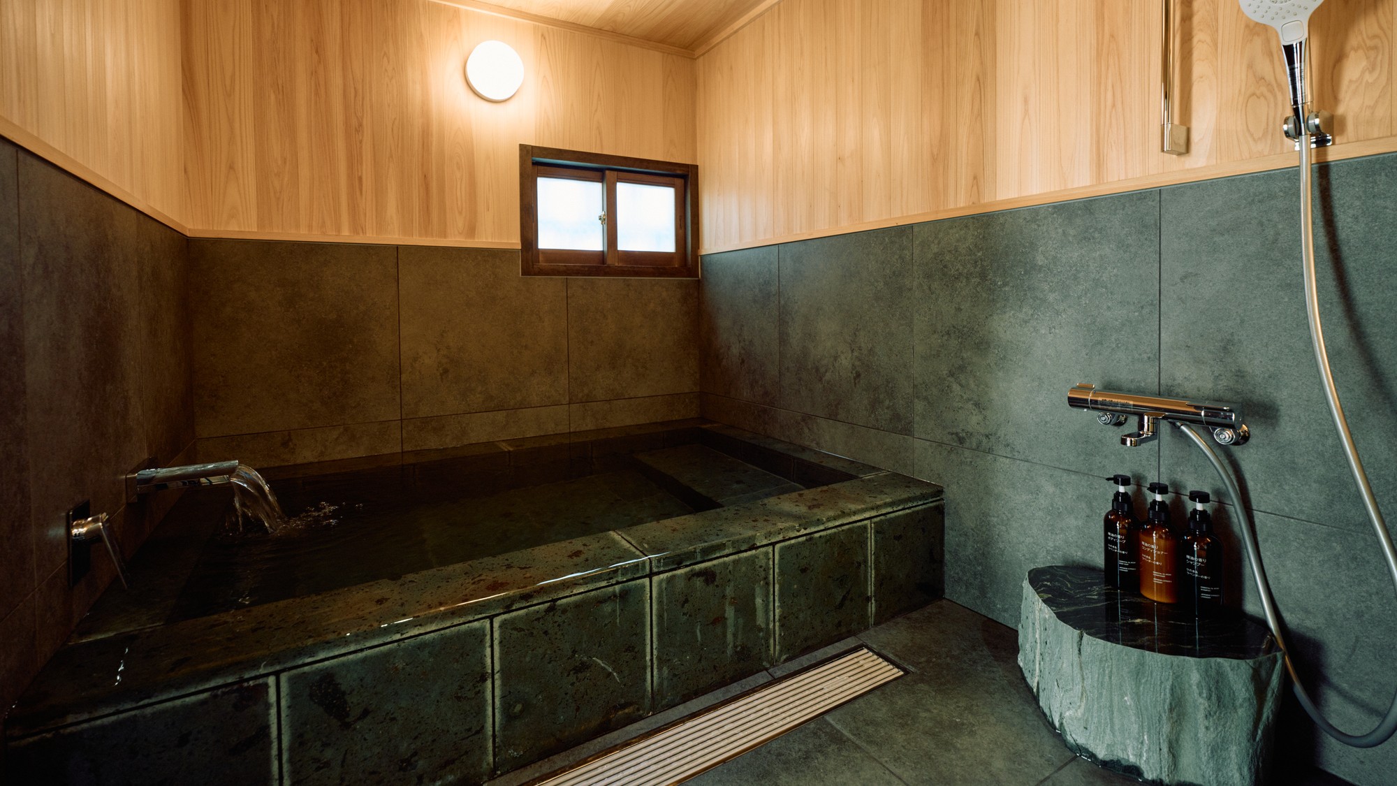 ・【母屋棟／浴室】内風呂もございます。シャンプー、コンディショナー、ボディーソープを完備
