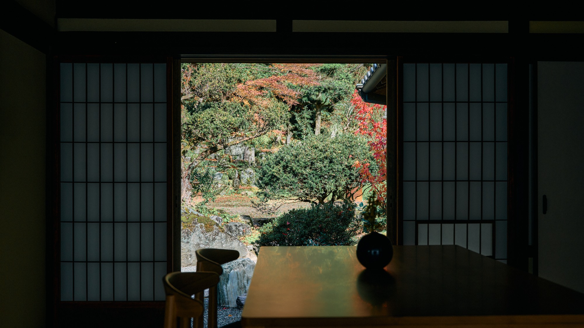 ・【母屋棟】お部屋から美しいお庭を一望。自然の空気を感じながら心が癒されます