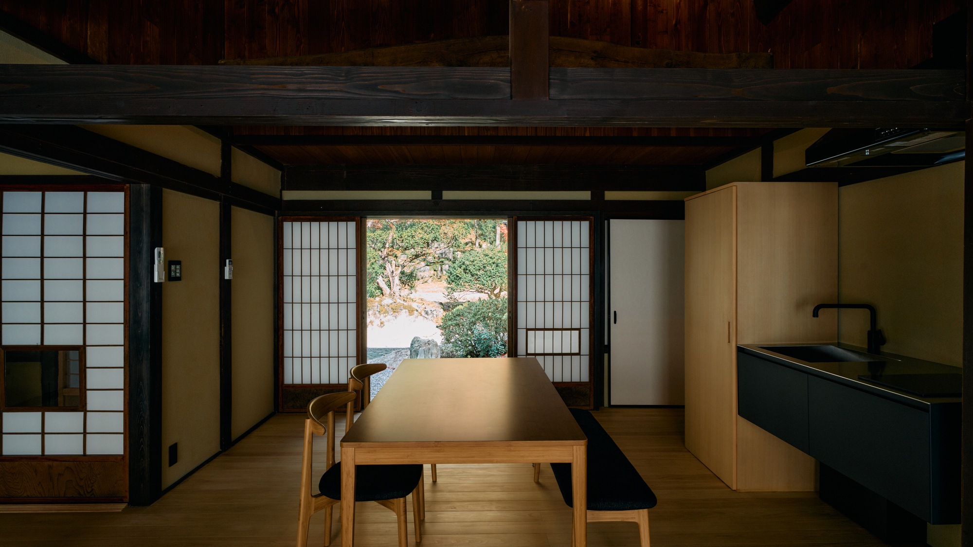 ・【母屋棟】障⼦⼾には花が描かれ、襖には⽂⼈や⾼層の書、近郷の庄屋との交流を⽰す⼿紙が貼ってあります