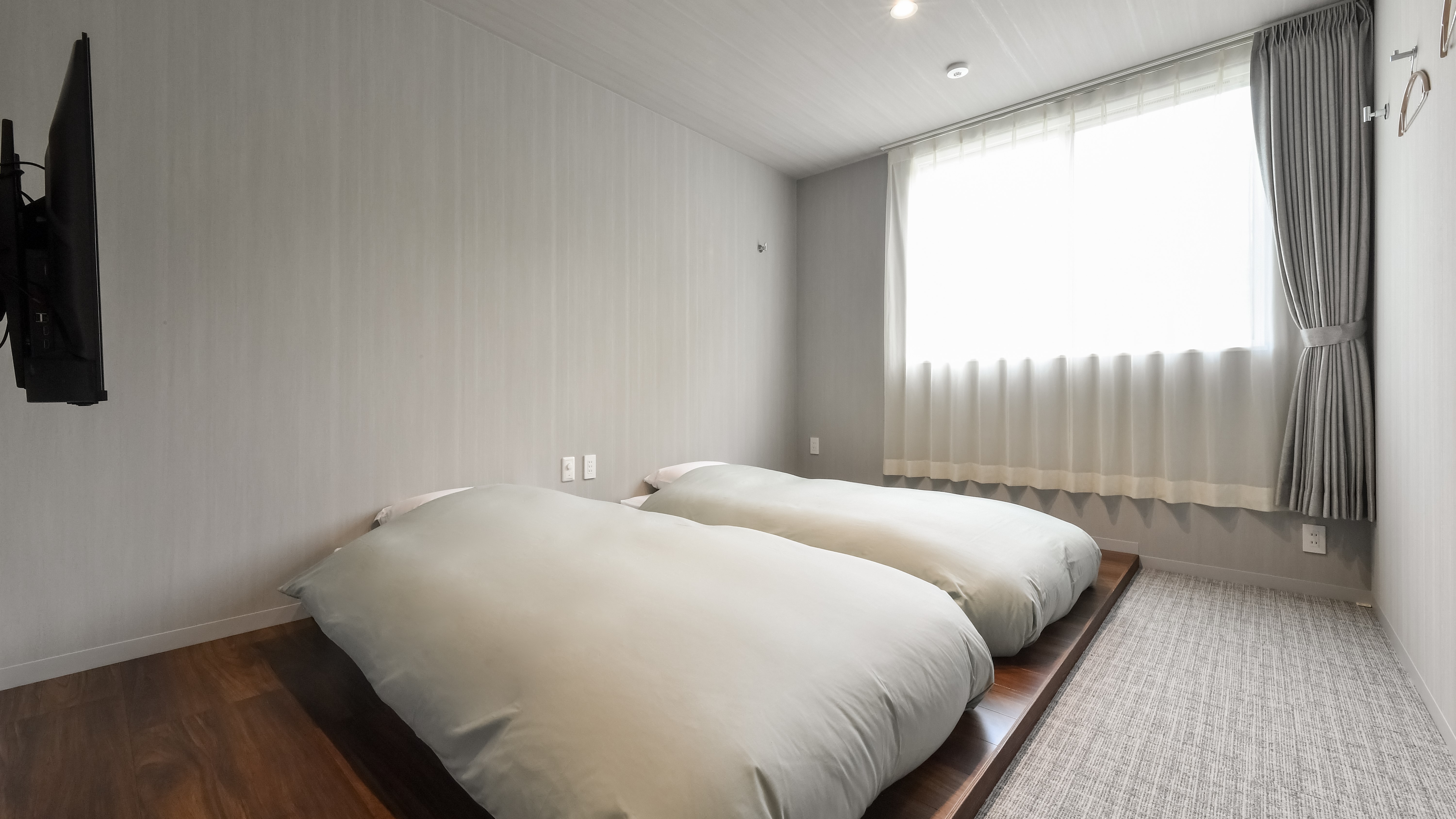 明るく清潔感のある洋室ツインルームです。全室に無料Wi-Fiとシャワー室を完備しており、ビジネスや観光などさまざまなシーンで快適にご利用いただけます。ご友人やご家族との旅行にも最適な、落ち着いた雰囲気のお部屋です。