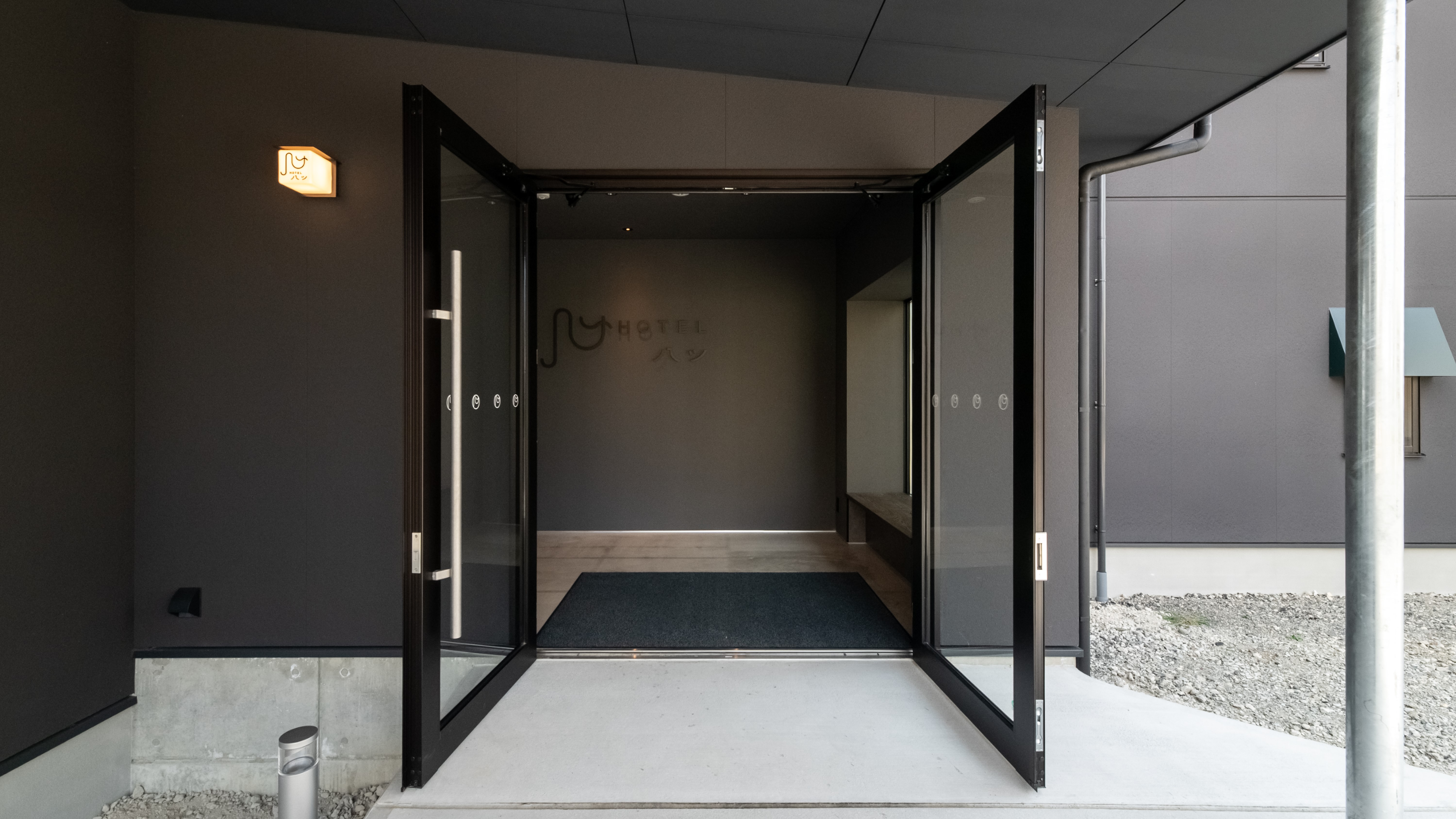 落ち着いたデザインのエントランスで、仕事後も安心のひととき