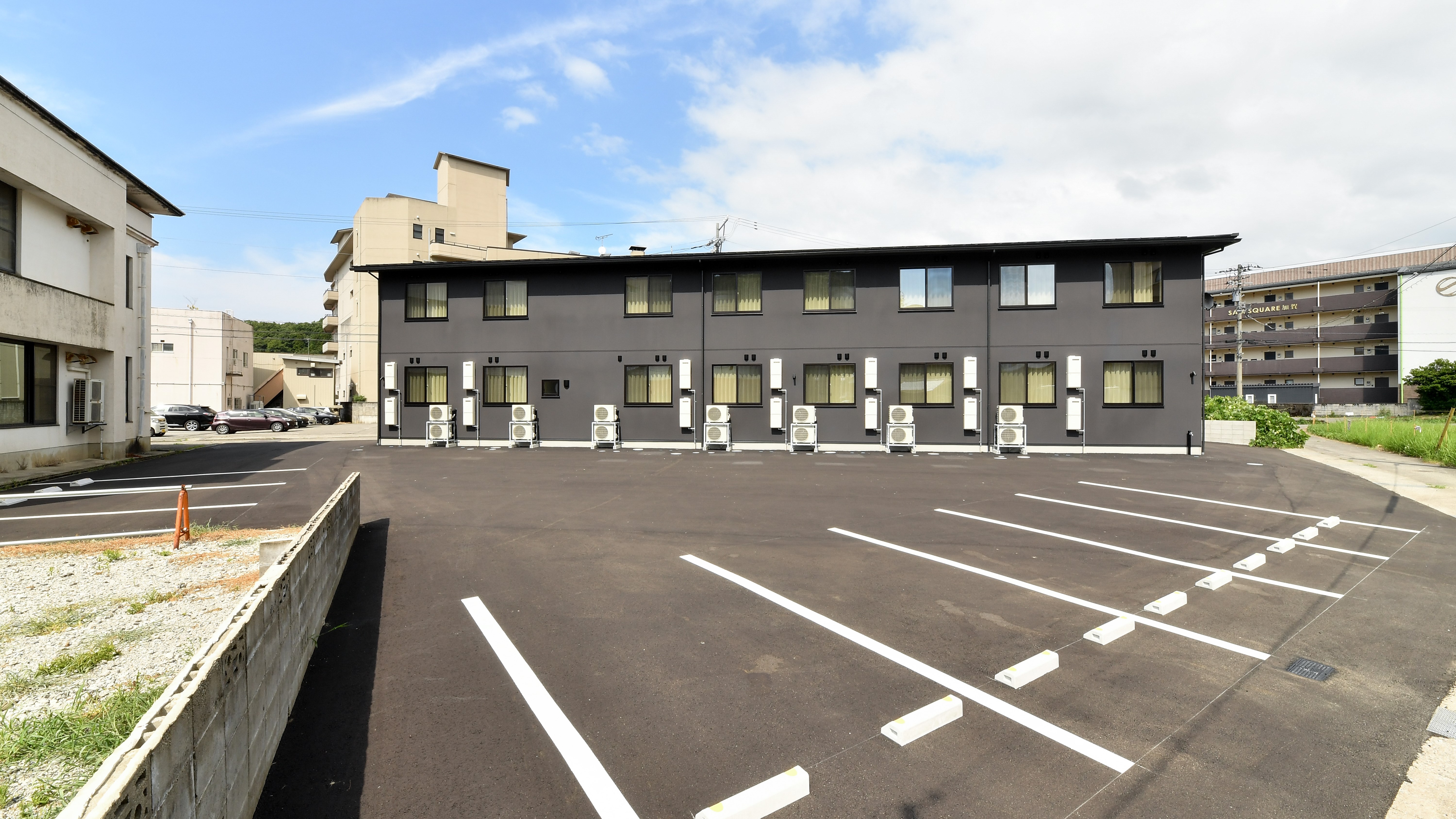 広々駐車場で安心。出張や長期滞在のお客様に最適