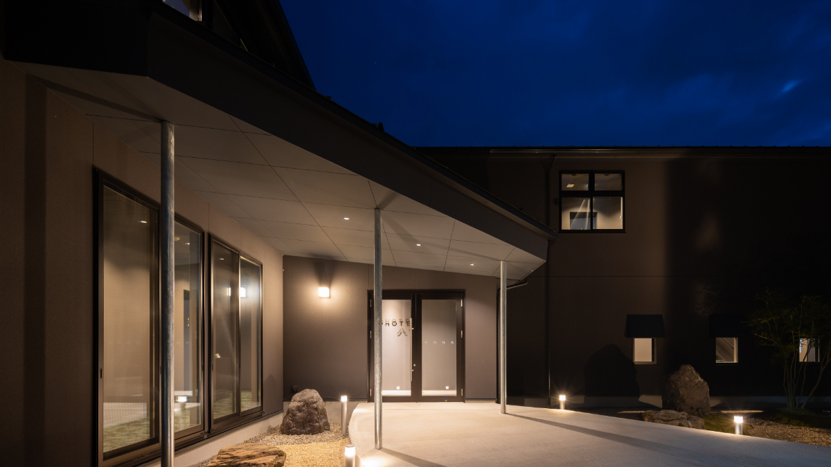 黒壁のシンプルモダンな外観、静かに佇むホテル八ツ。