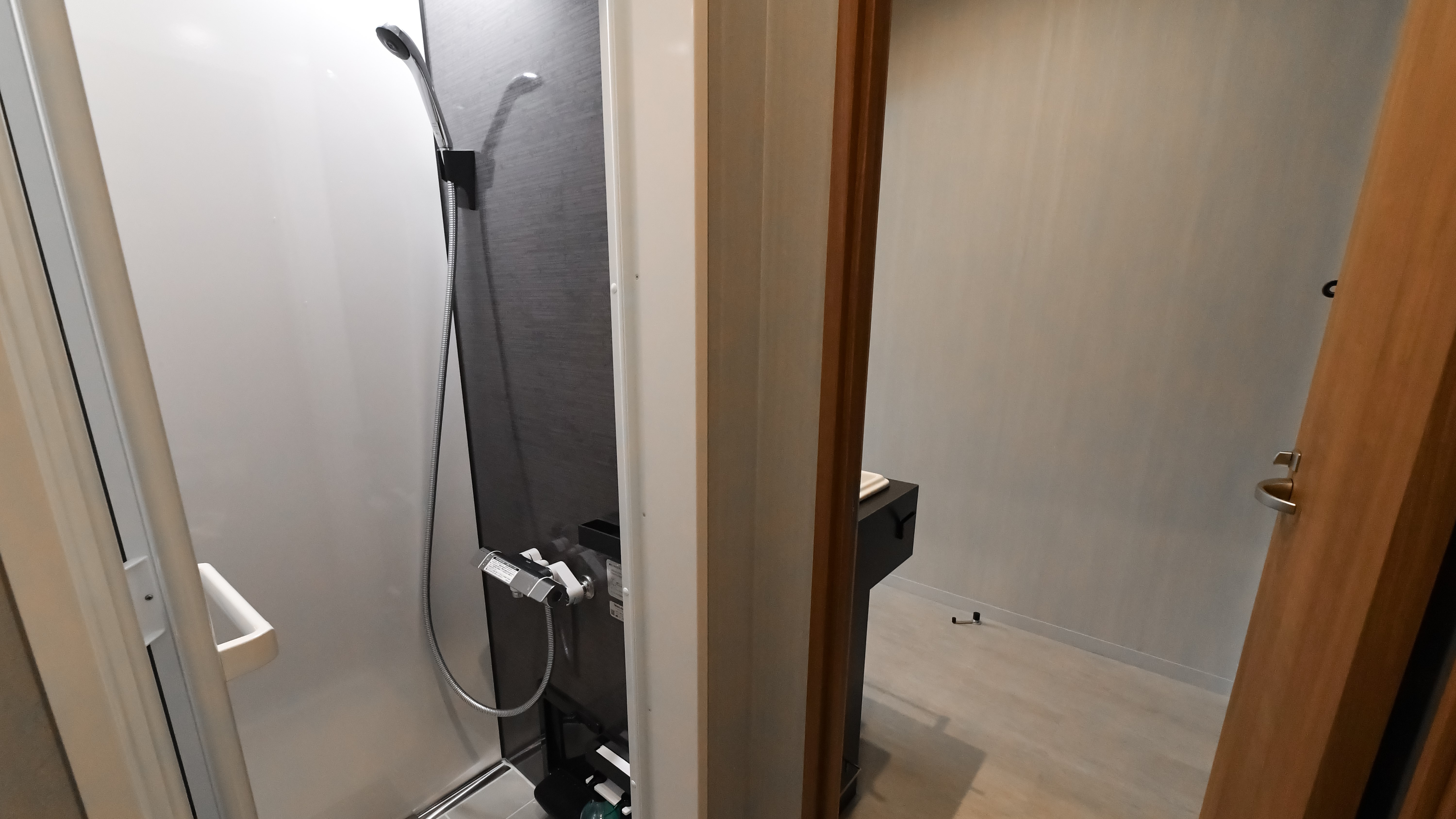 ややコンパクトな造りのシャワールーム