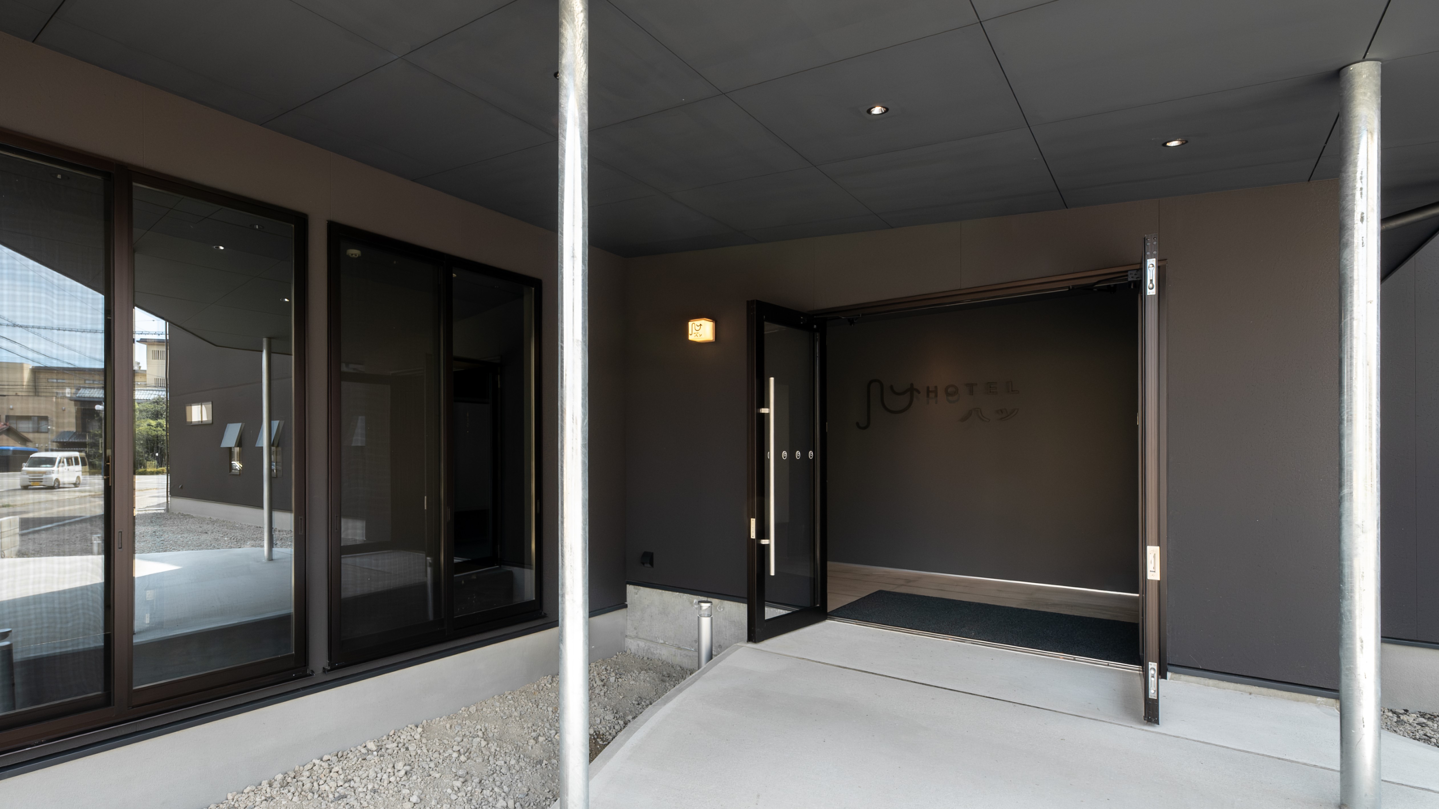 落ち着いた雰囲気のホテル玄関口