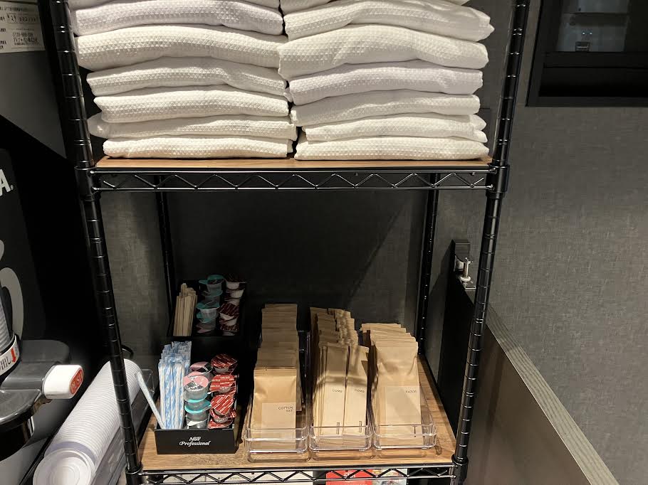 フロント横にコットンセット、クシ、髭剃りをご用意。ご自由にお取りください。