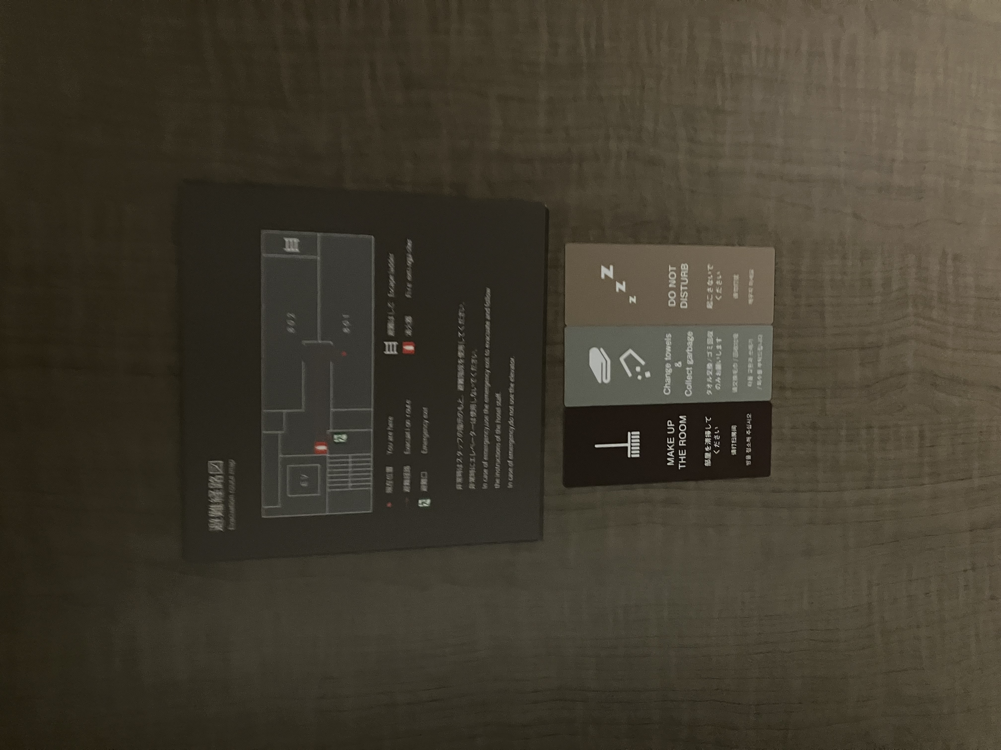 連泊のお客様のお掃除の種類を入口ドア裏にマグネットをご用意。ご選択可能です。