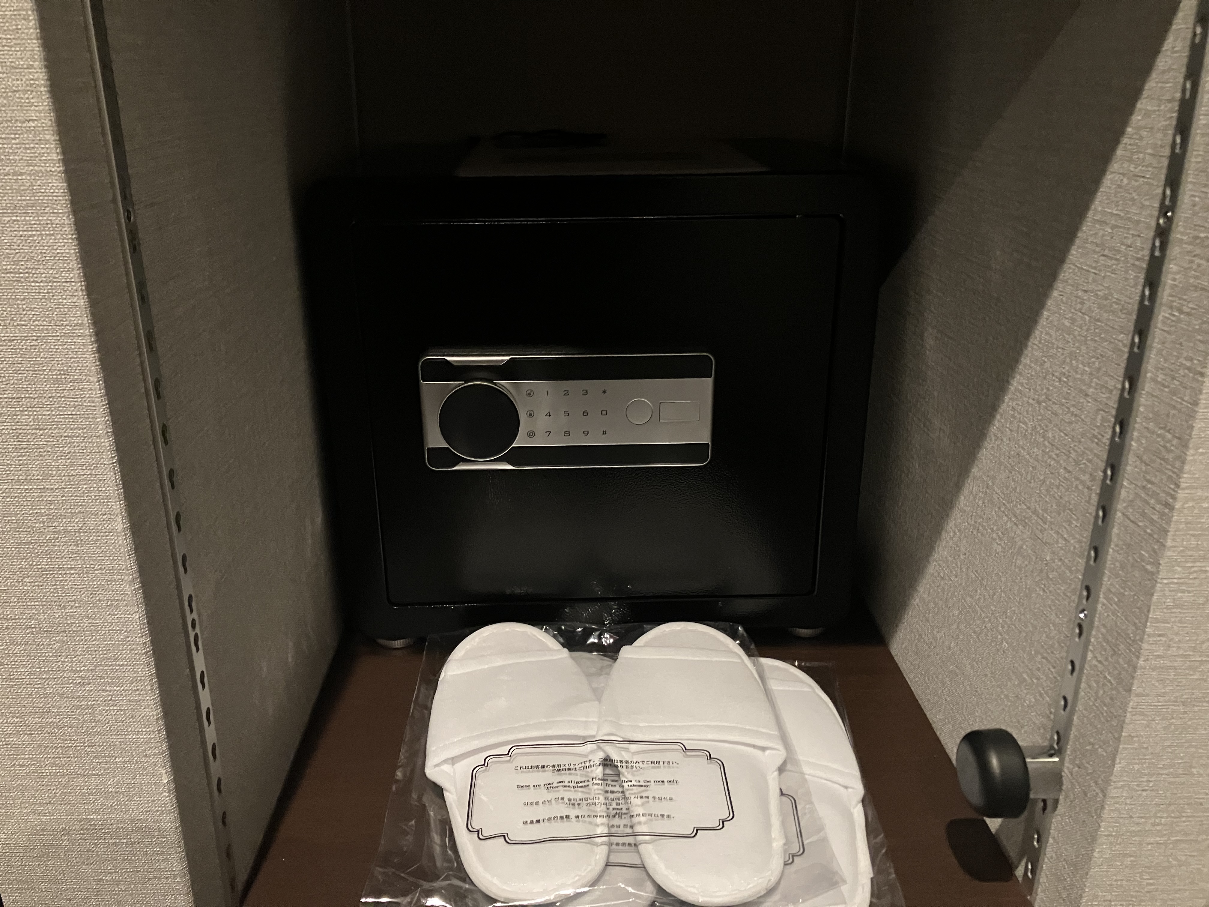 金庫に使い捨てスリッパを各お部屋に