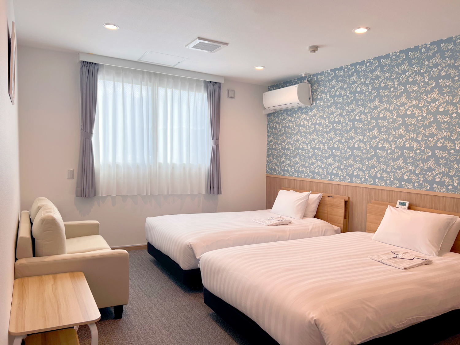 【禁煙】デラックスツイン（28平米/ベッド幅120ｃｍ&times;2台）3名の場合はエキストラベッド1台追加