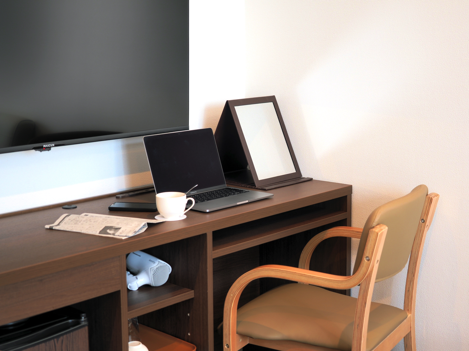 【客室】旅先でも快適に過ごせるデスク