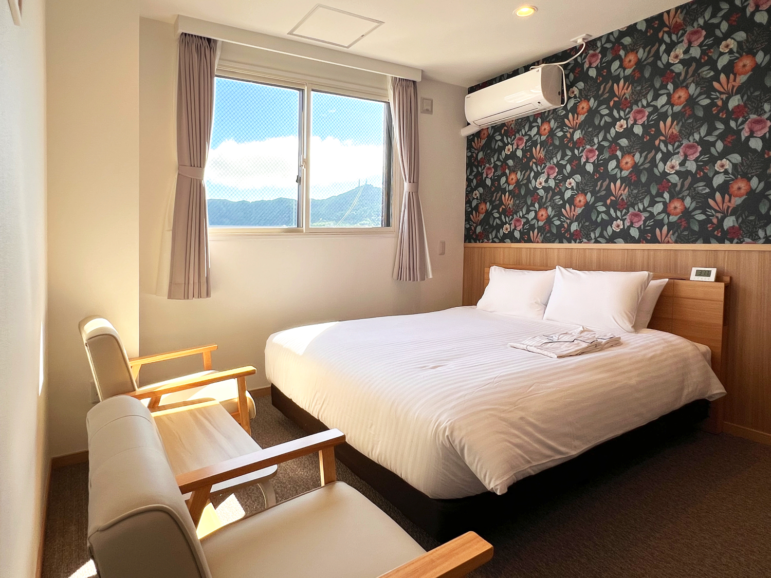 【禁煙】デラックスダブル（28平米/ベッド幅160ｃｍ&times;1台/マッサージチェア完備）