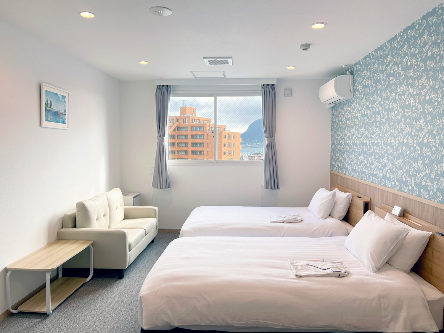 【禁煙】デラックスツイン（28平米/ベッド幅120ｃｍ&times;2台）3名の場合はエキストラベッド1台追加