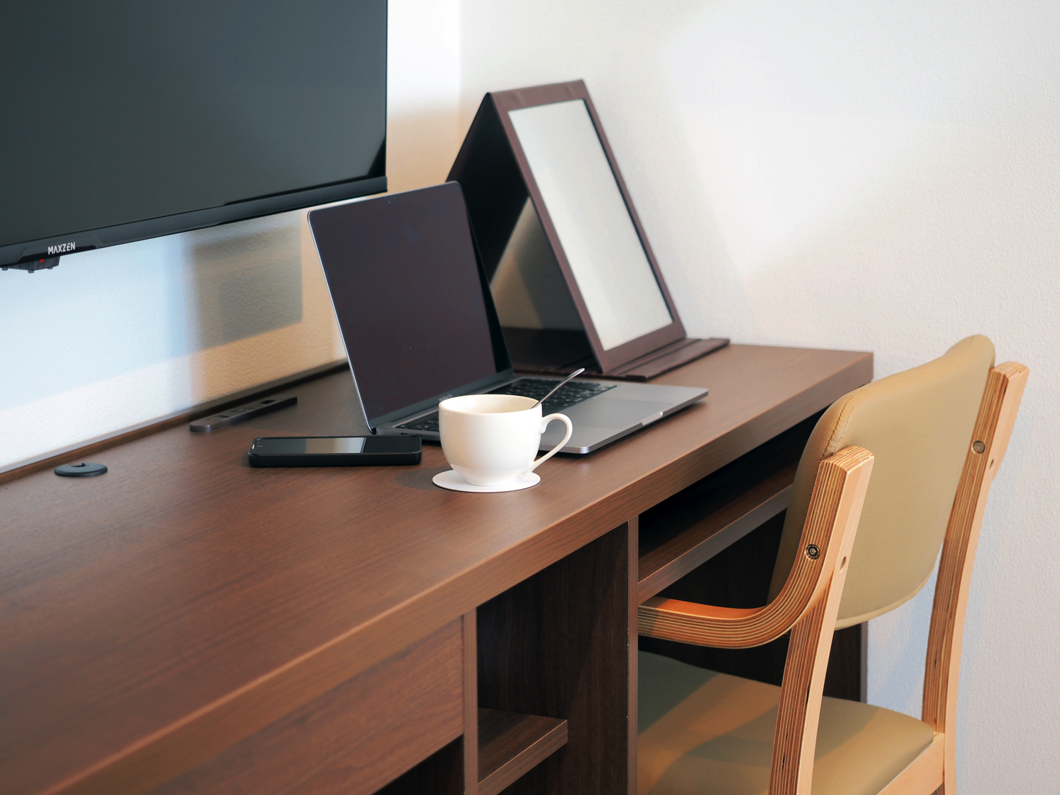 【客室】旅先でも快適に過ごせるデスク