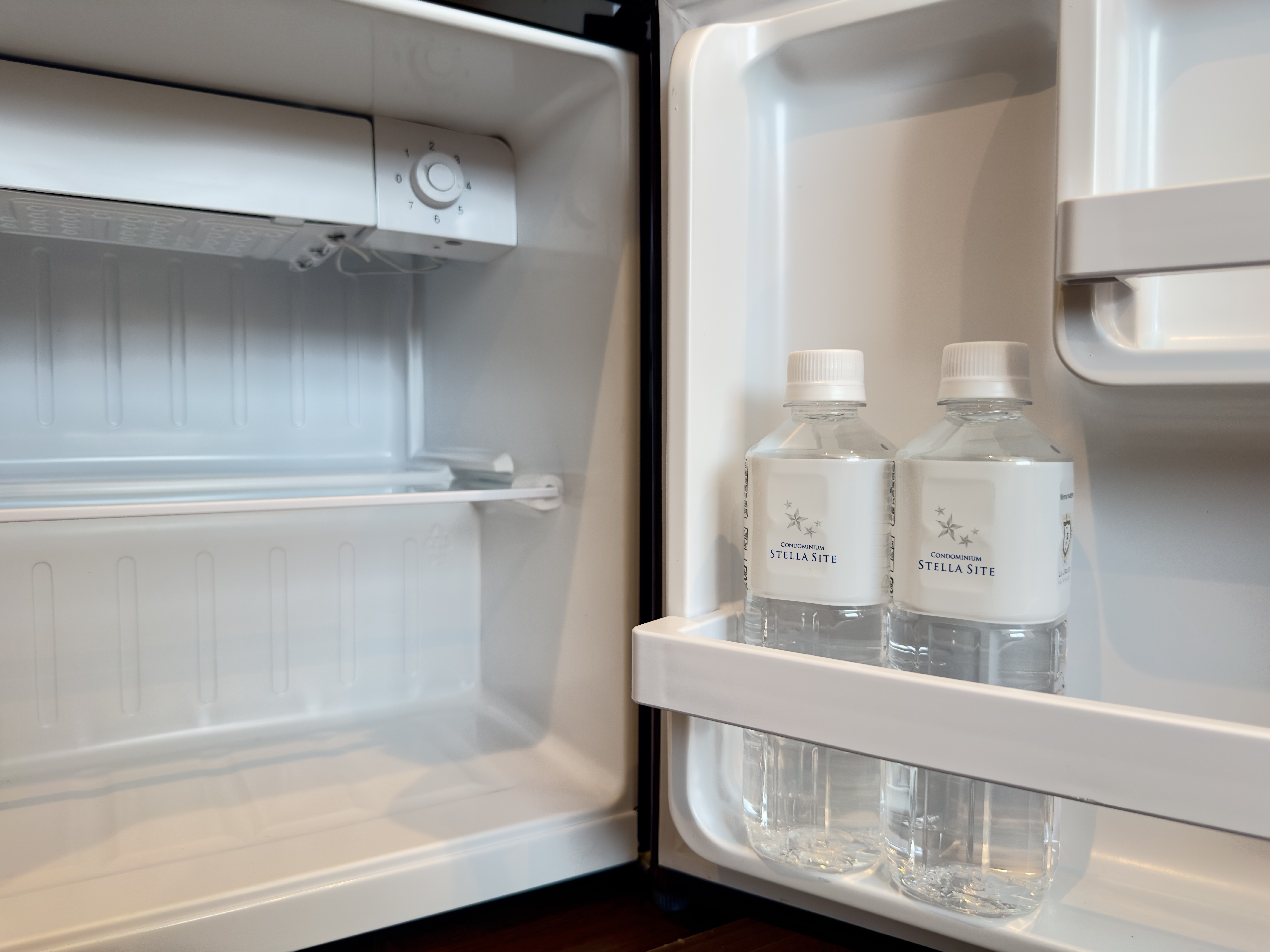 【客室】冷蔵庫／無料ミネラルウォーター（人数分）