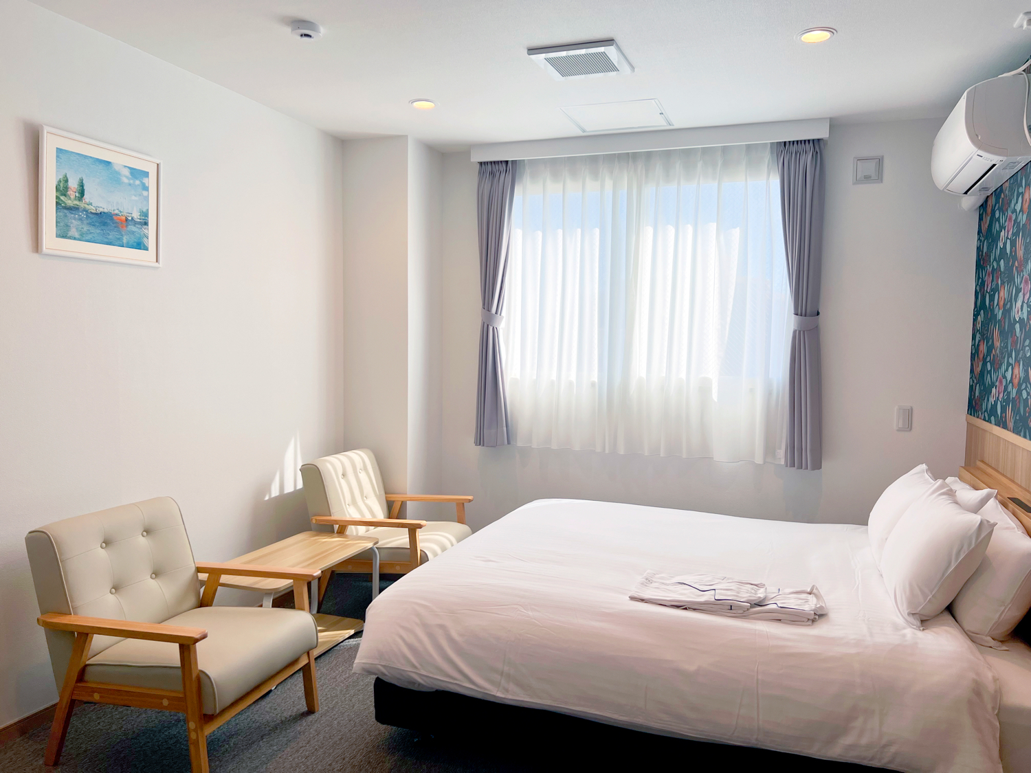 【禁煙】デラックスダブル（28平米/ベッド幅160ｃｍ&times;1台/マッサージチェア完備）