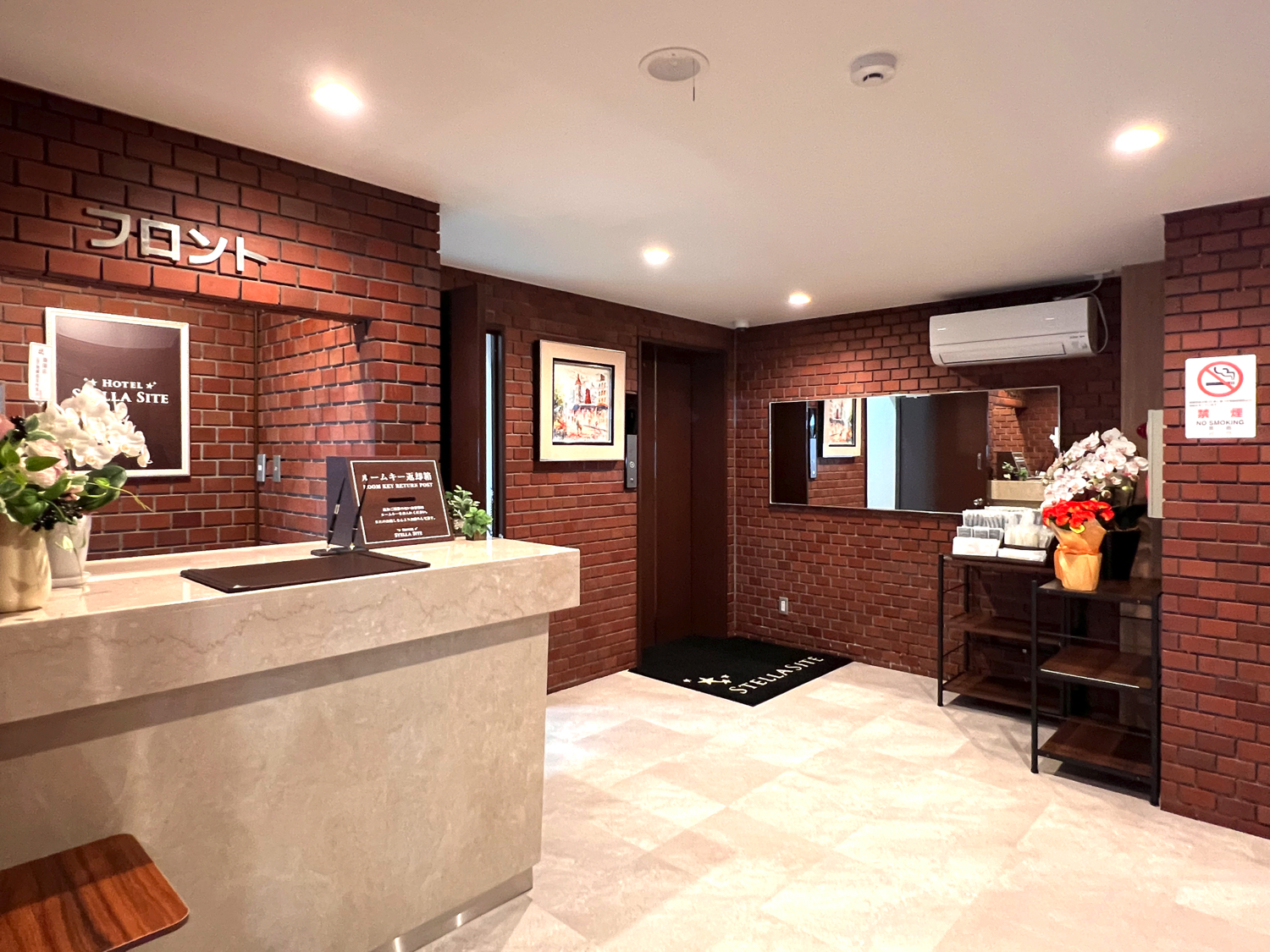 煉瓦の壁が印象的な、レトロモダンな「ロビー」