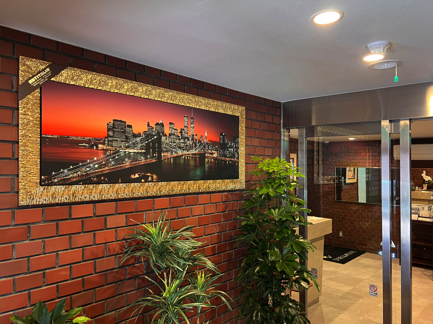 洗練された煉瓦の外観が印象的な「正面玄関」