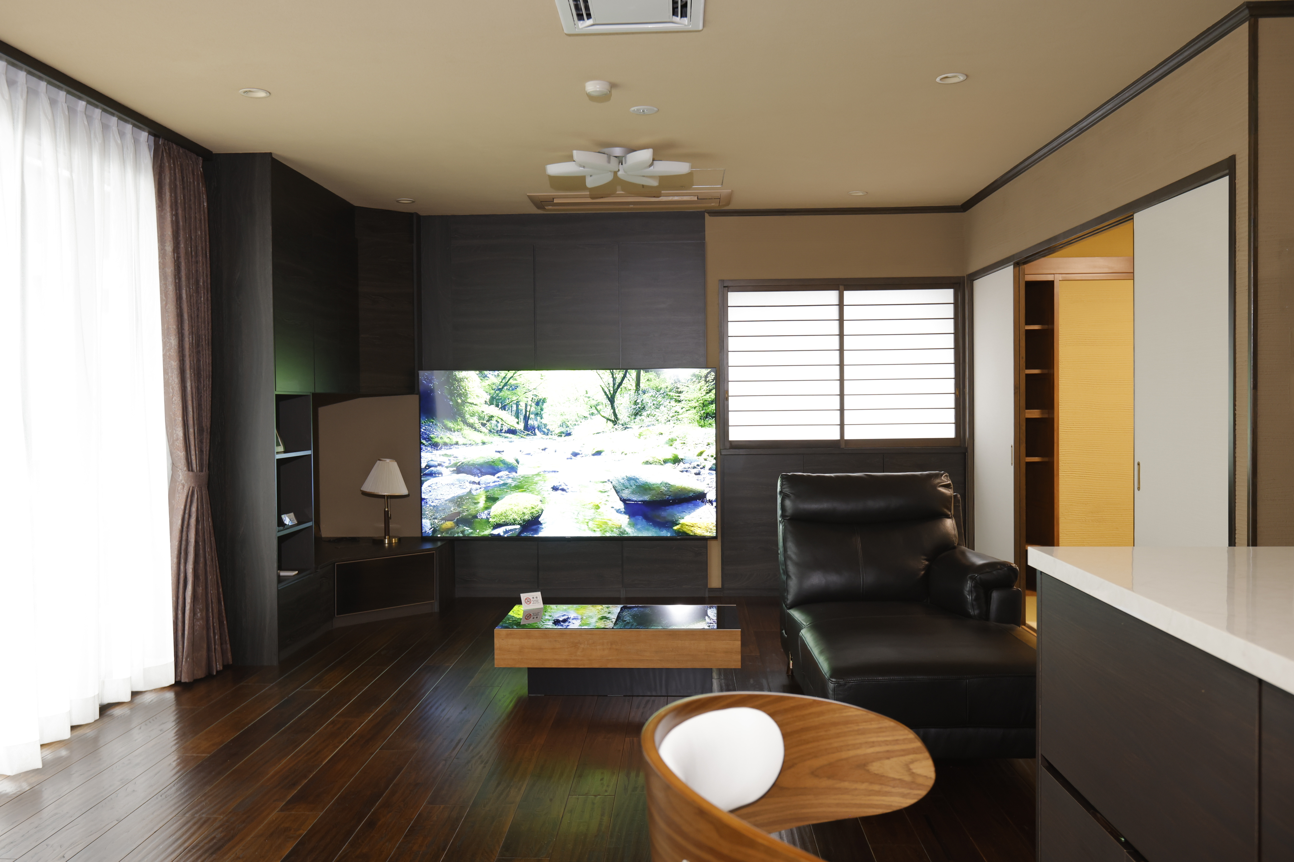 広々としたリビングにカウンターキッチン、大画面テレビを備えています