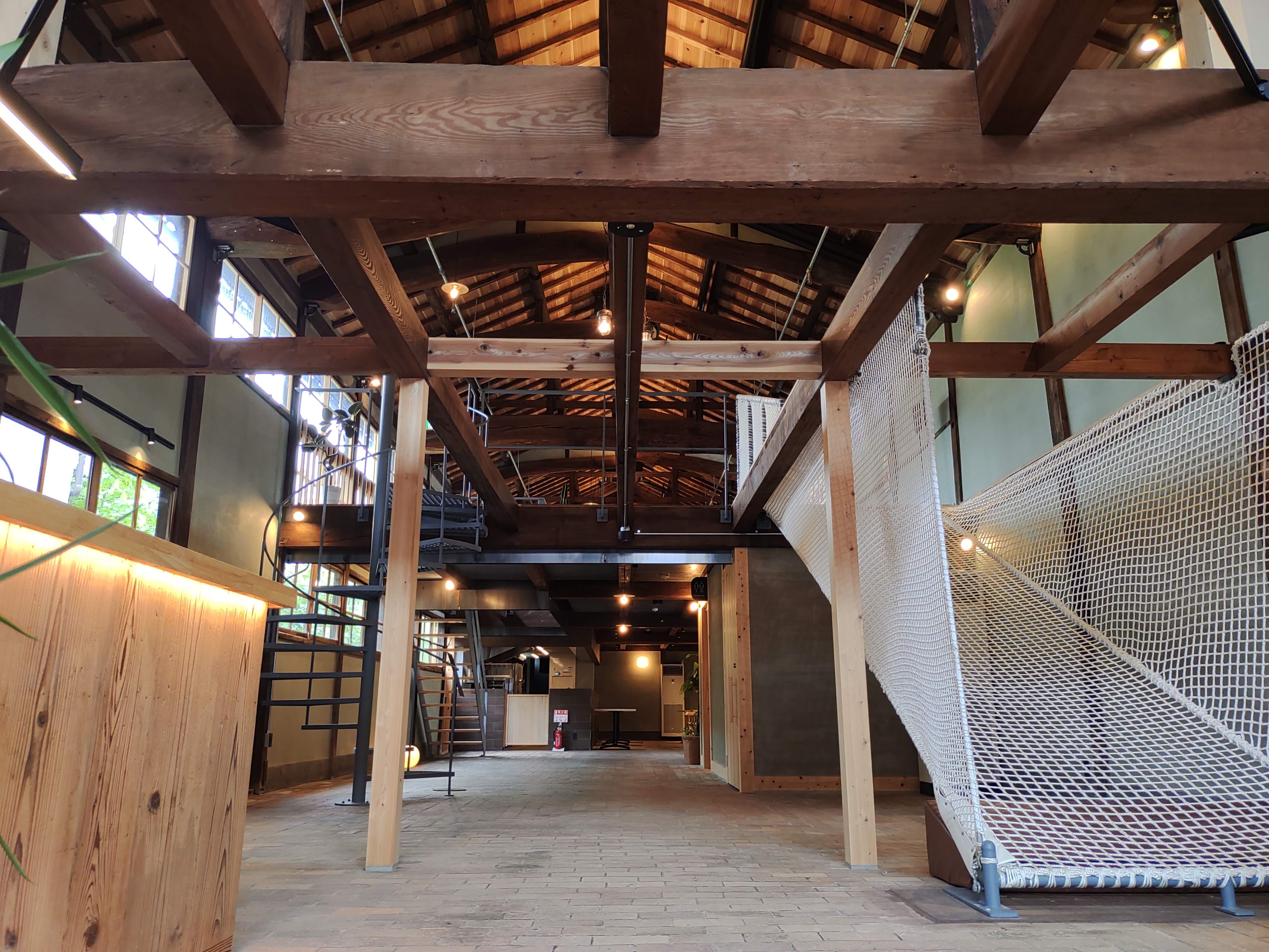 エントランスから入った網階段