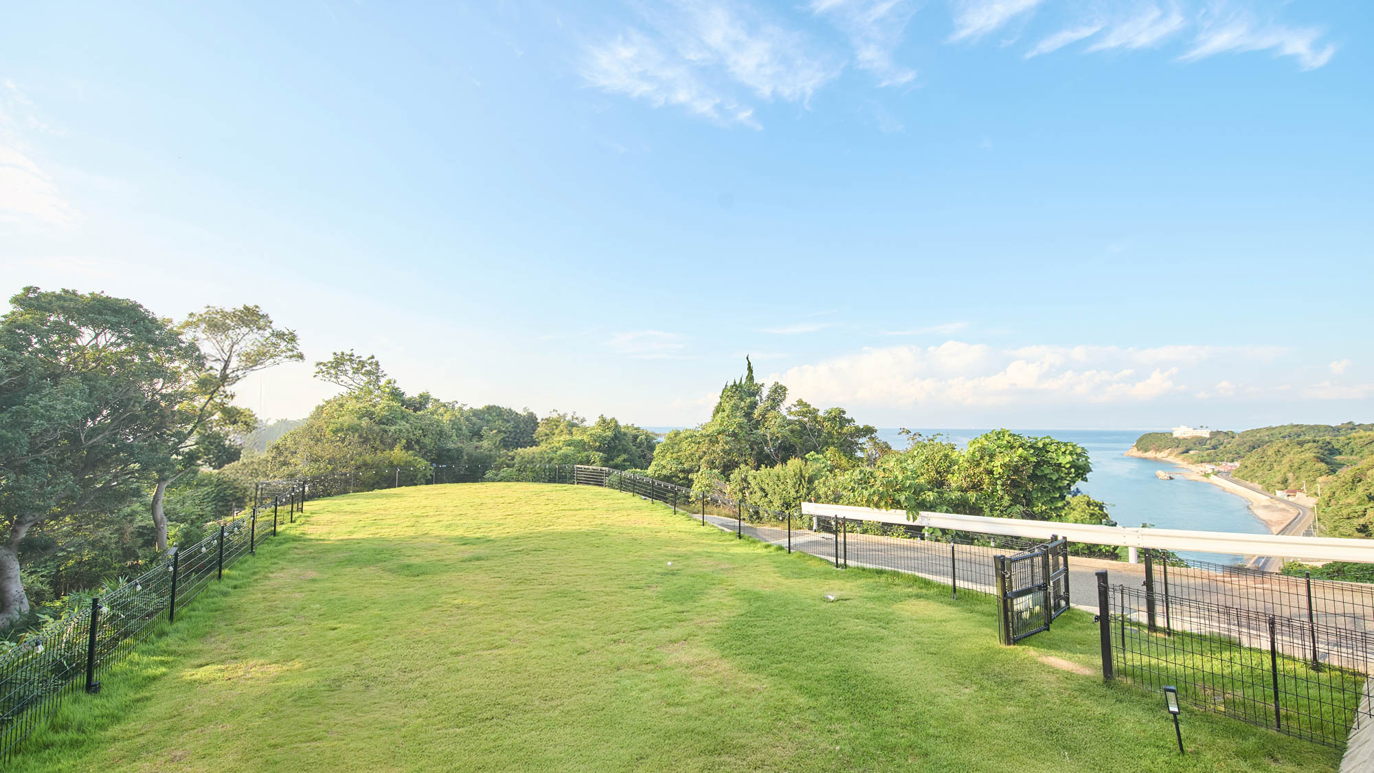 ドッグランは完全貸切のため、他の愛犬とのトラブルがなく、愛犬との初めての旅行にも安心してご利用いただけます。330㎡(約100坪)のドッグランは愛犬に優しい全面天然芝を使用しており、肉球の火傷の心配が少ない、愛犬にやさしい環境です。