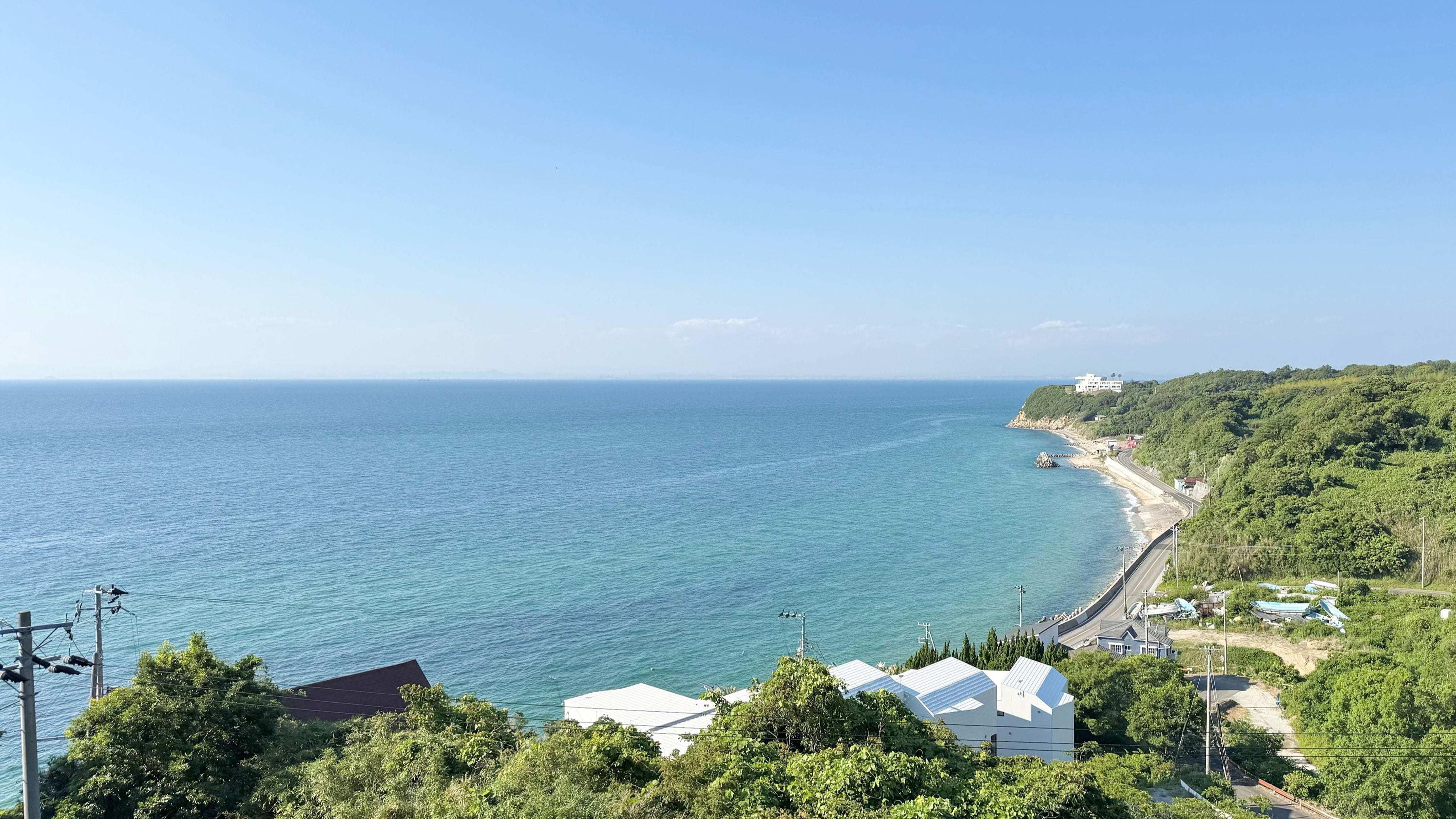 絵に描いたような海、やわらかな風、移ろいゆく空の色、目の前に広がる風景が、日常の疲れをやさしく解きほぐしてくれます。