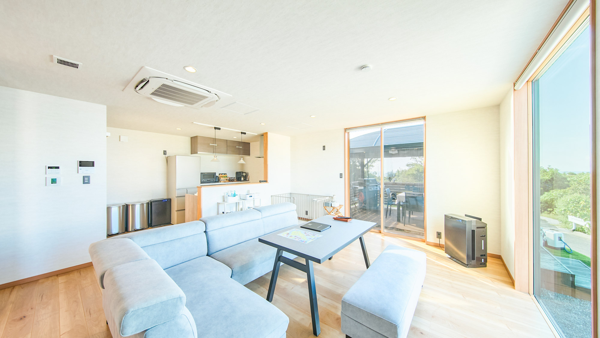 お部屋はすべて愛犬と一緒に快適に過ごせるよう設計されています。滑りにくい床材、添い寝ができるベッド、他の犬のにおいへの配慮など、愛犬にとってもストレスの少ない、安心できる空間をご提供します。