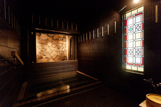 ステンドグラスが印象的な貸切風呂「泉の湯」