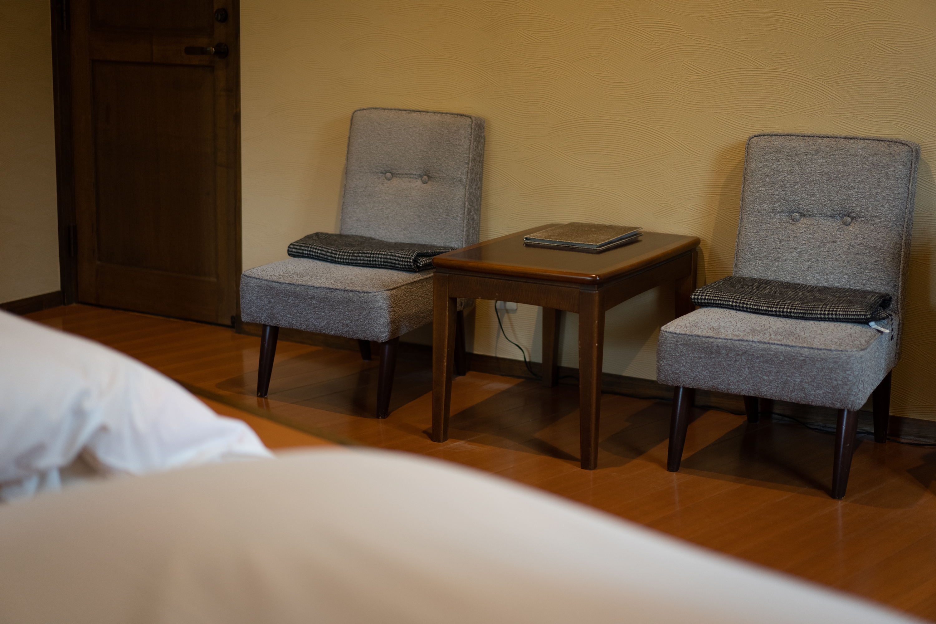 中庭に面した和モダン洋室「紅葉」