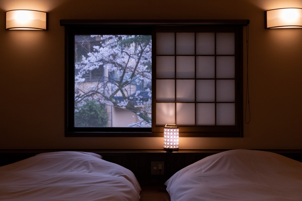 中庭に面した和モダン洋室「紅葉」