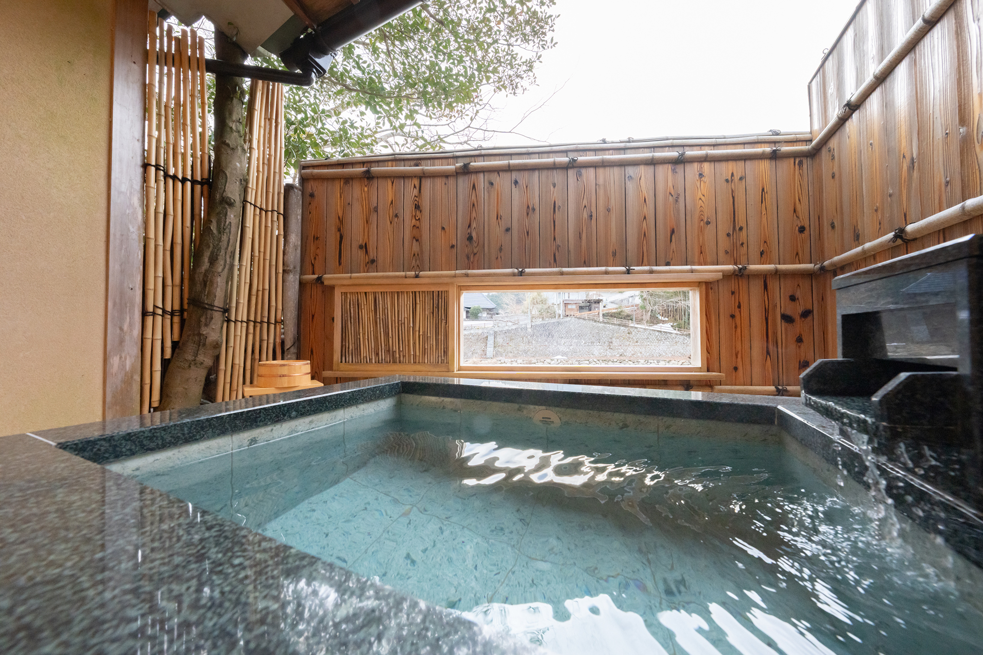 聴泉亭　露天風呂