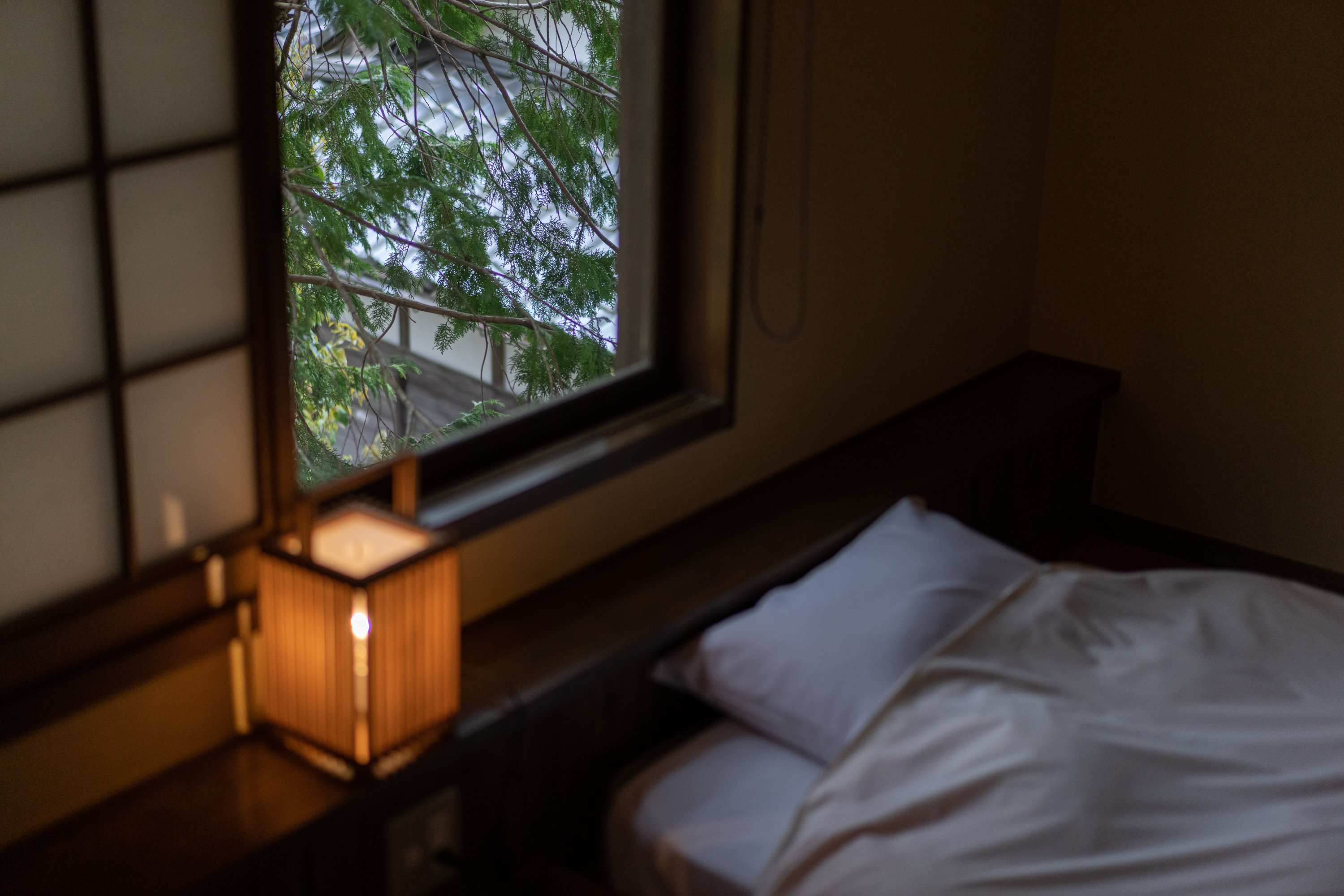 中庭に面した和モダン洋室「紅葉」