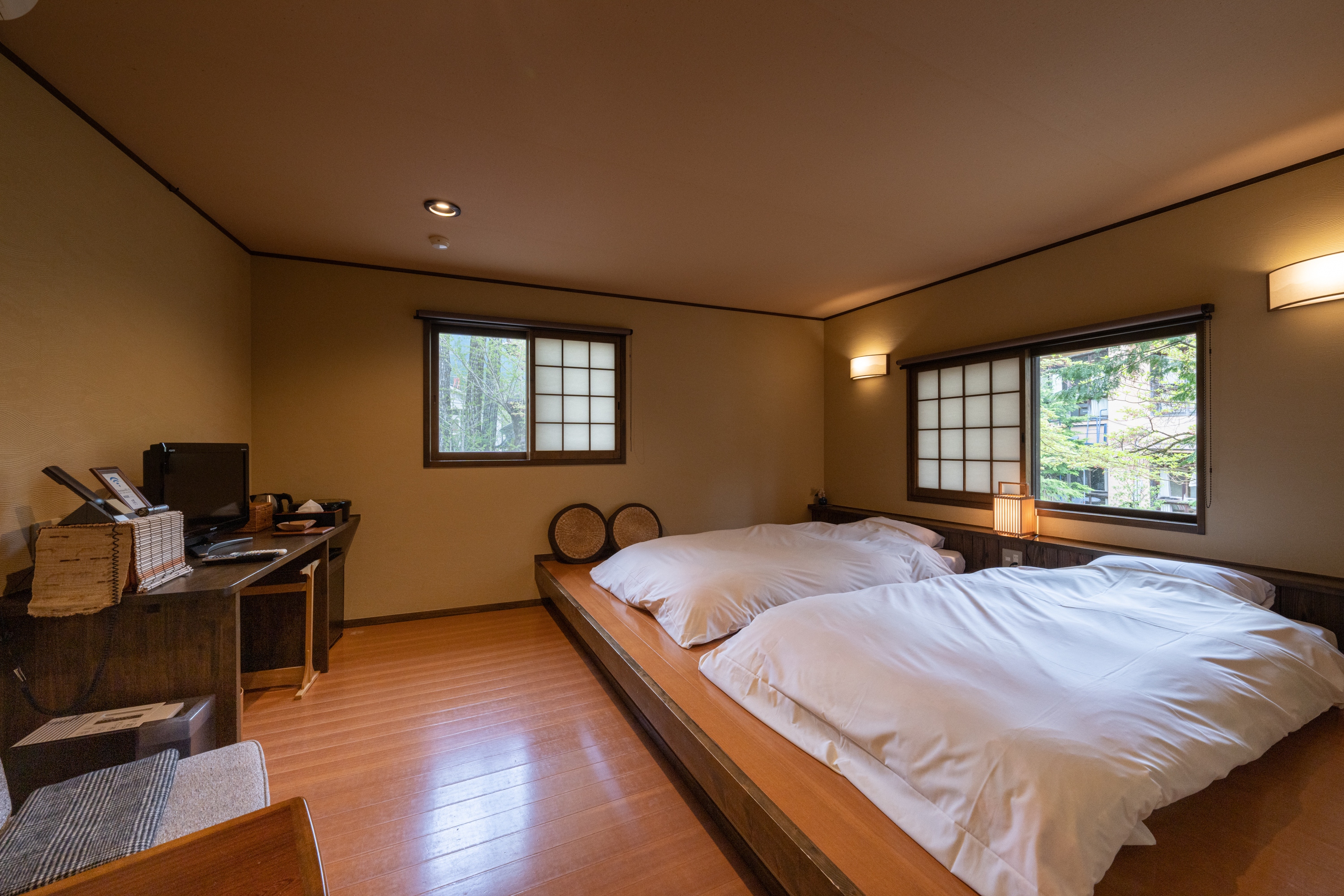 中庭に面した和モダン洋室「紅葉」