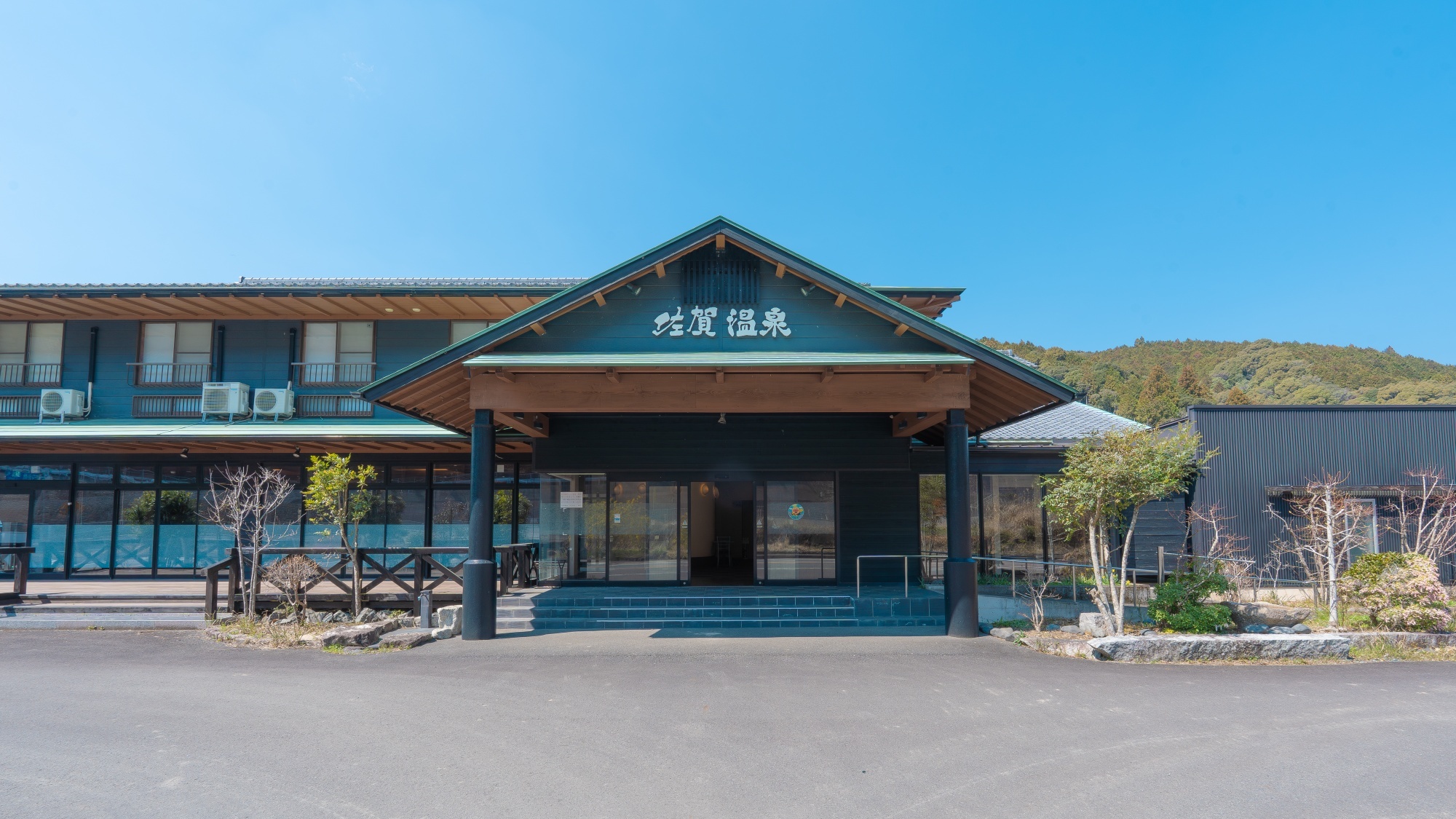 【施設/外観➀】拳ノ川ICを降りて正面に施設がございます。