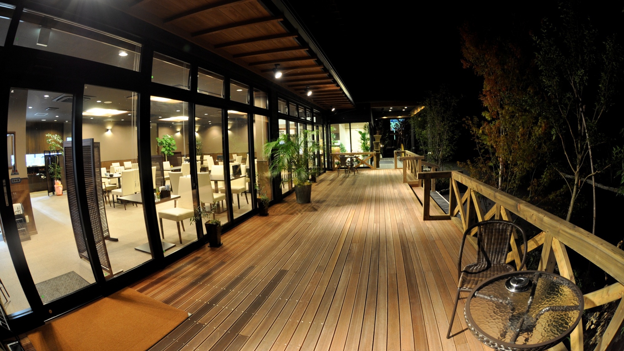 【施設/レストラン/テラス席】