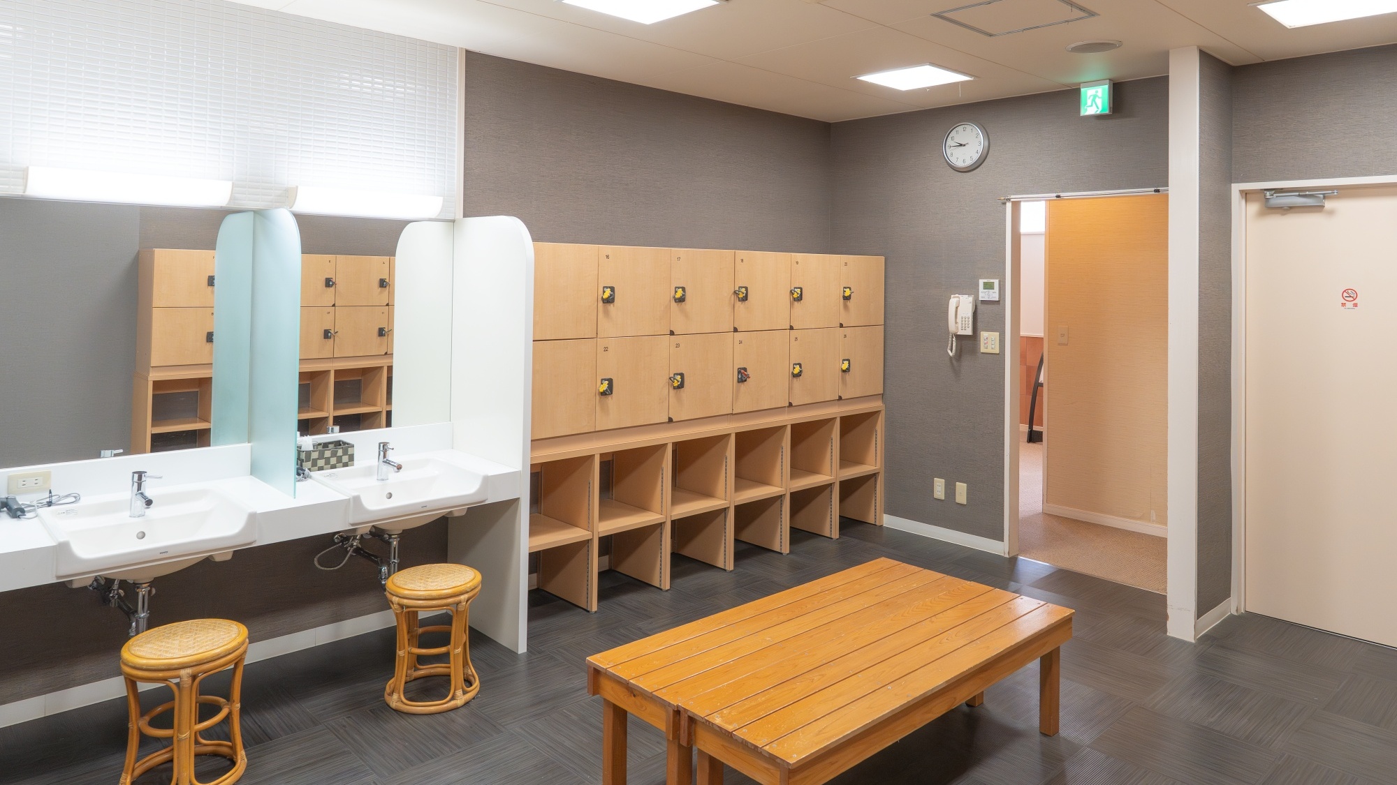 【お風呂/脱衣所】大浴場にはドライヤーを完備。