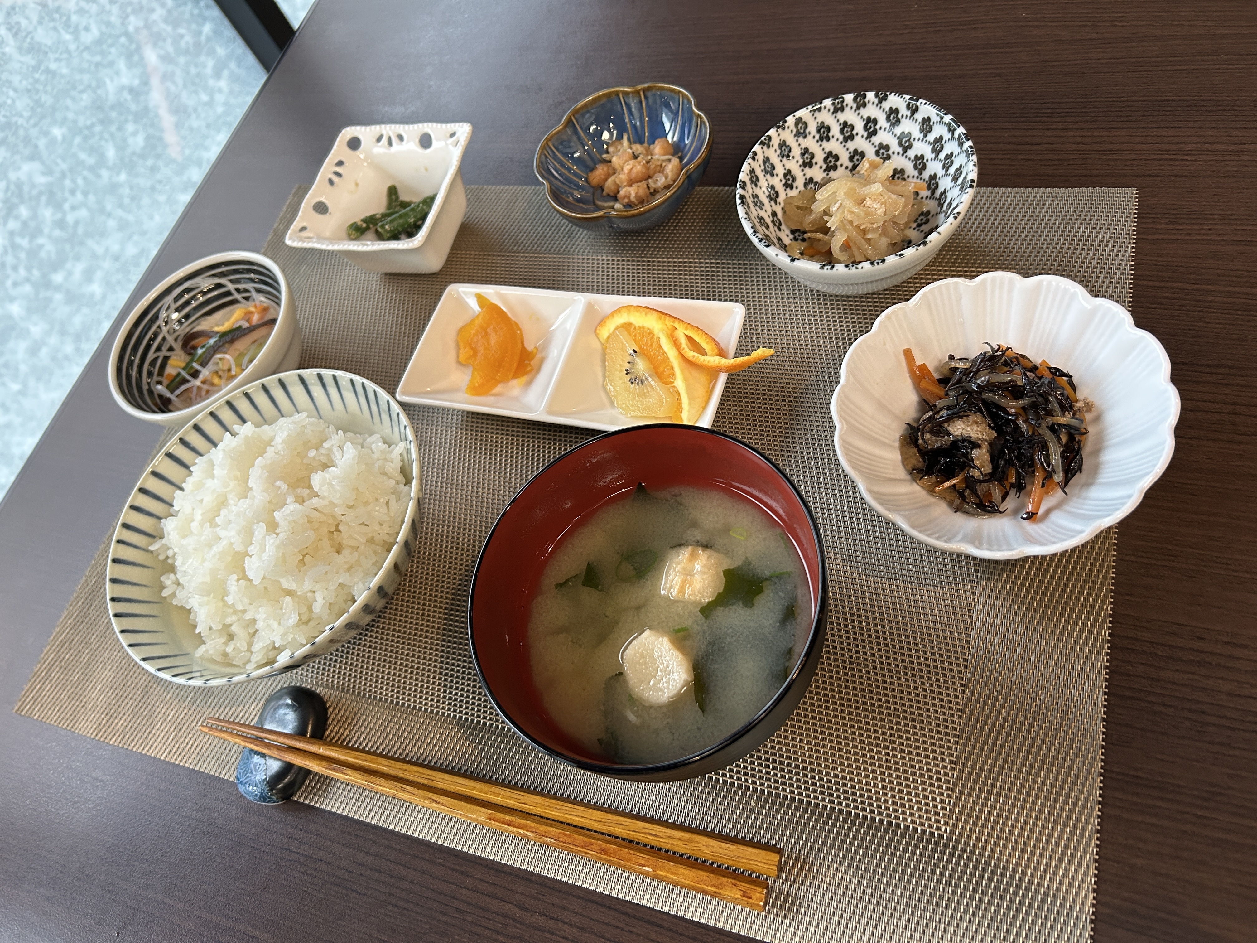 朝食の「小鉢御膳」　※写真は一例です