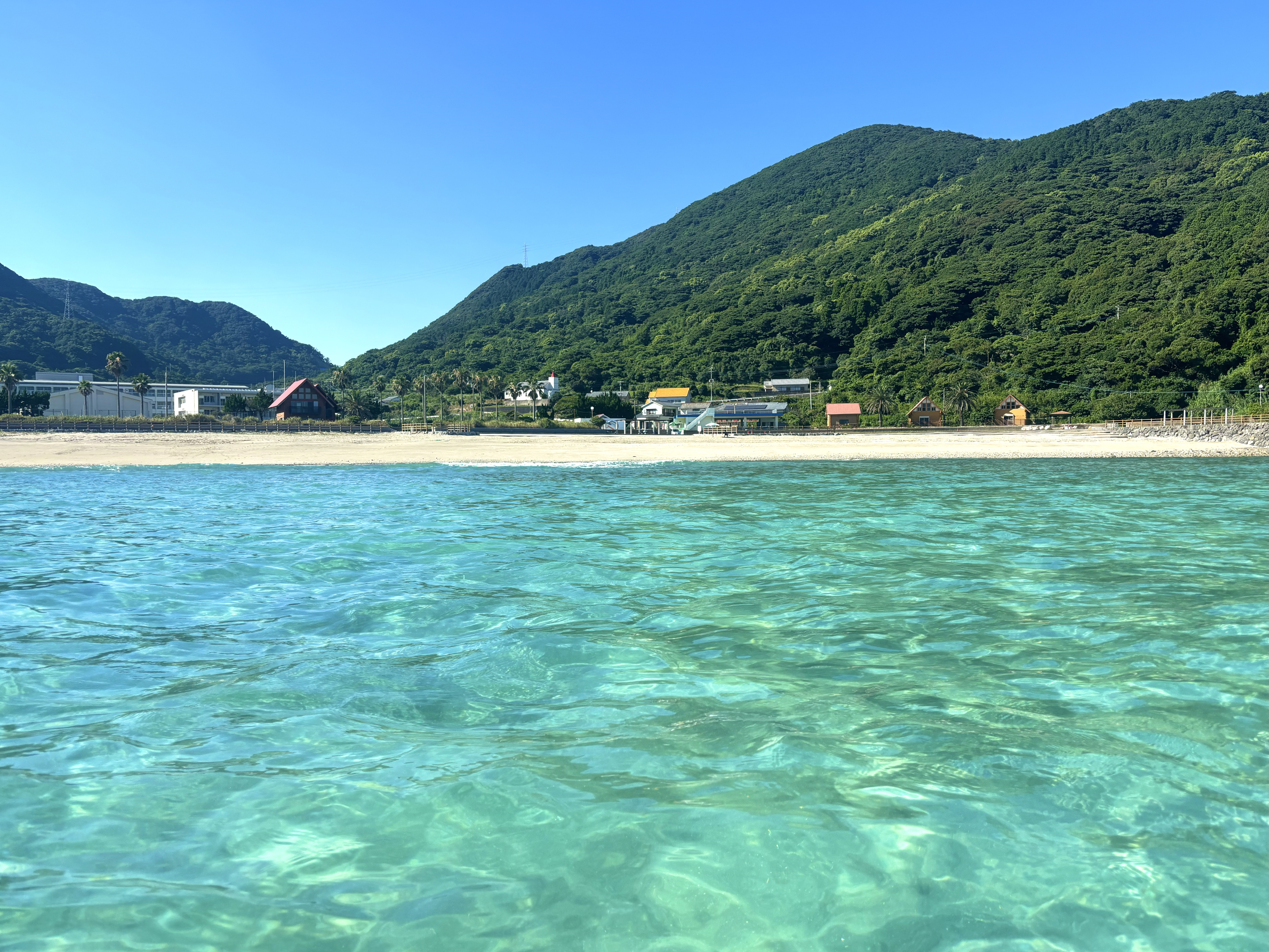 施設は高井旅海水浴場の目の前！晴れた日はエメラルドブルーの海を楽しめます。（海上から撮影）