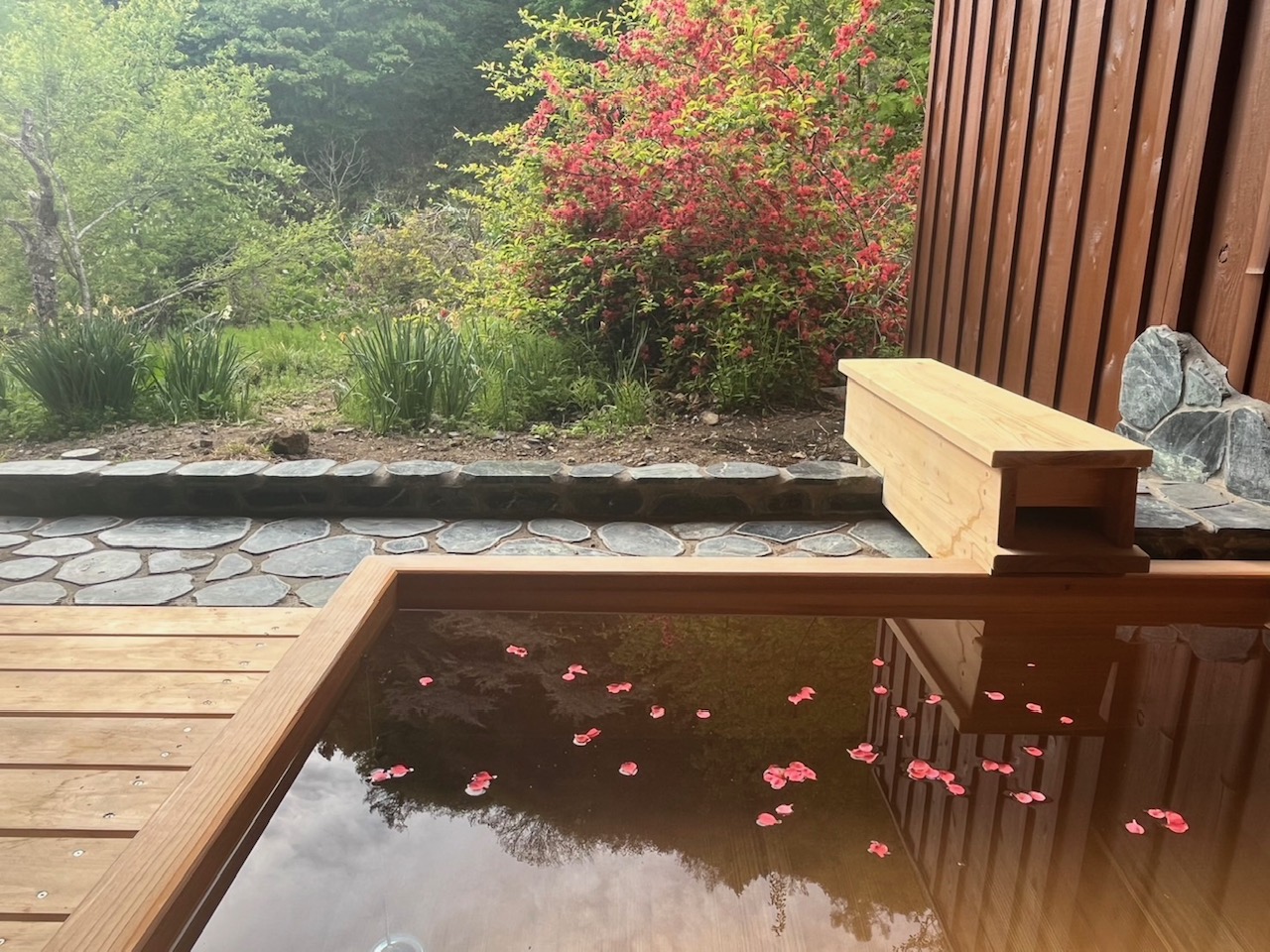 山側露天風呂静観(せいかん)の湯