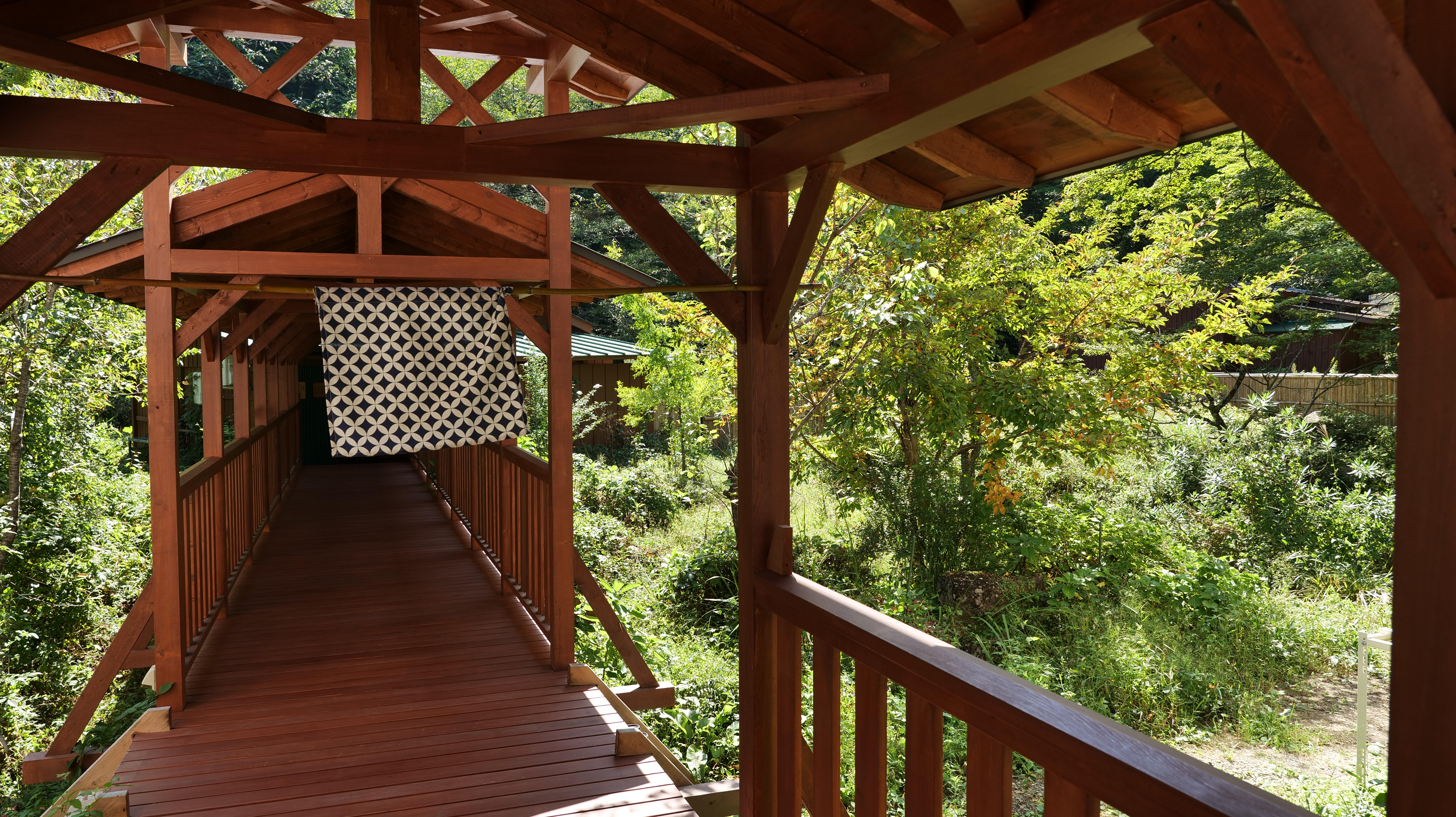 露天風呂へ続く渡り廊下