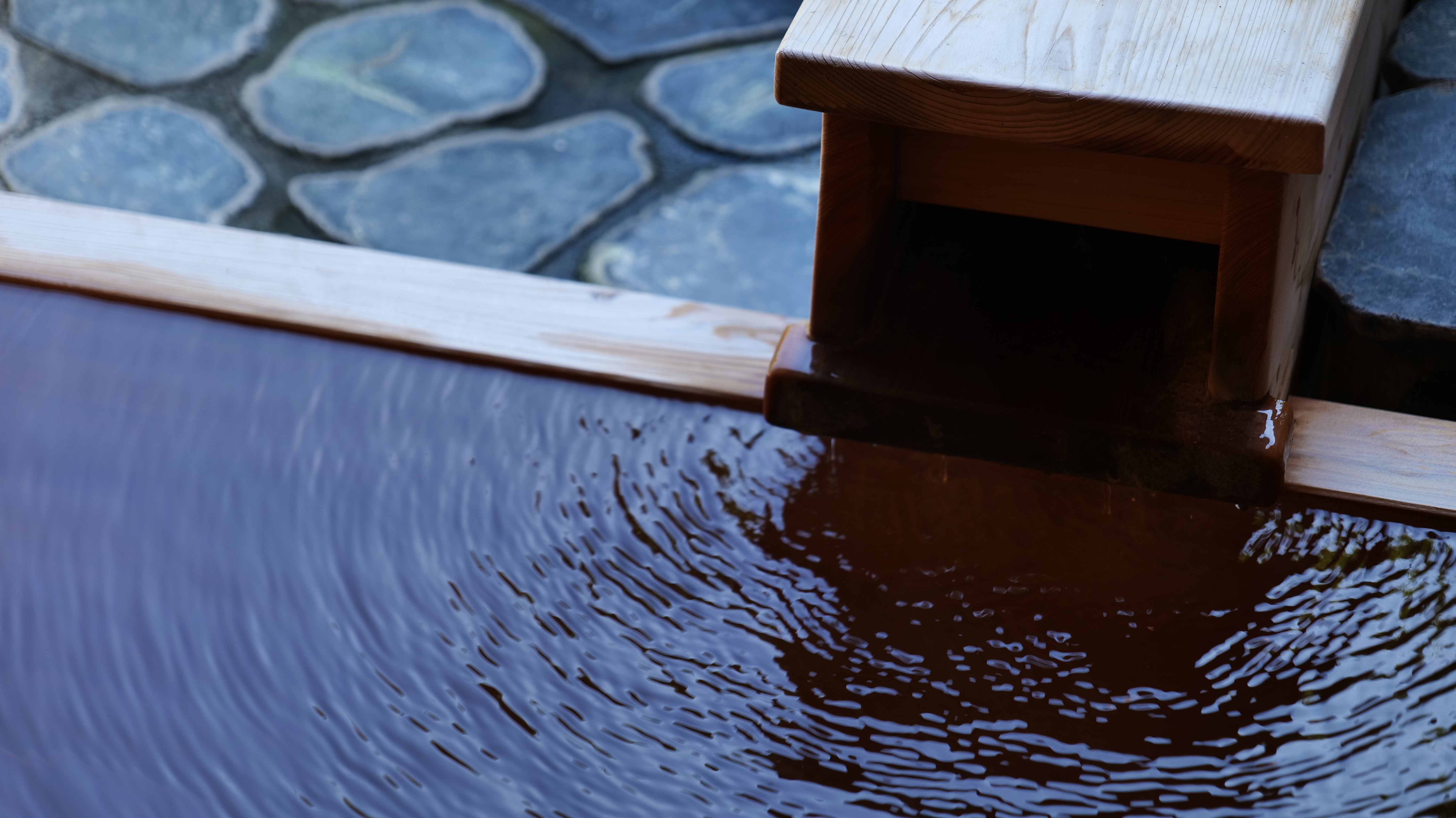 山側露天風呂　湯口