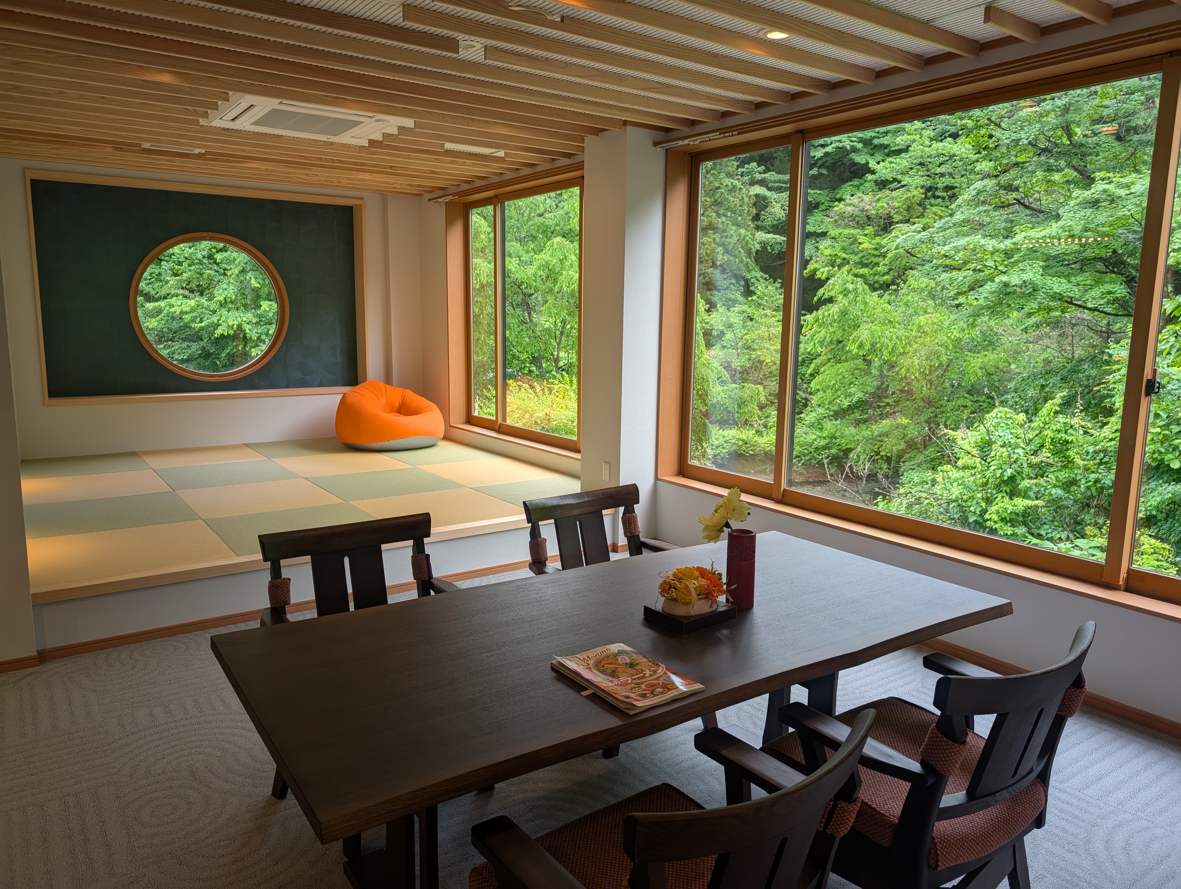 夏のロビーの様子