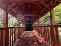 露天風呂に続く渡り廊下