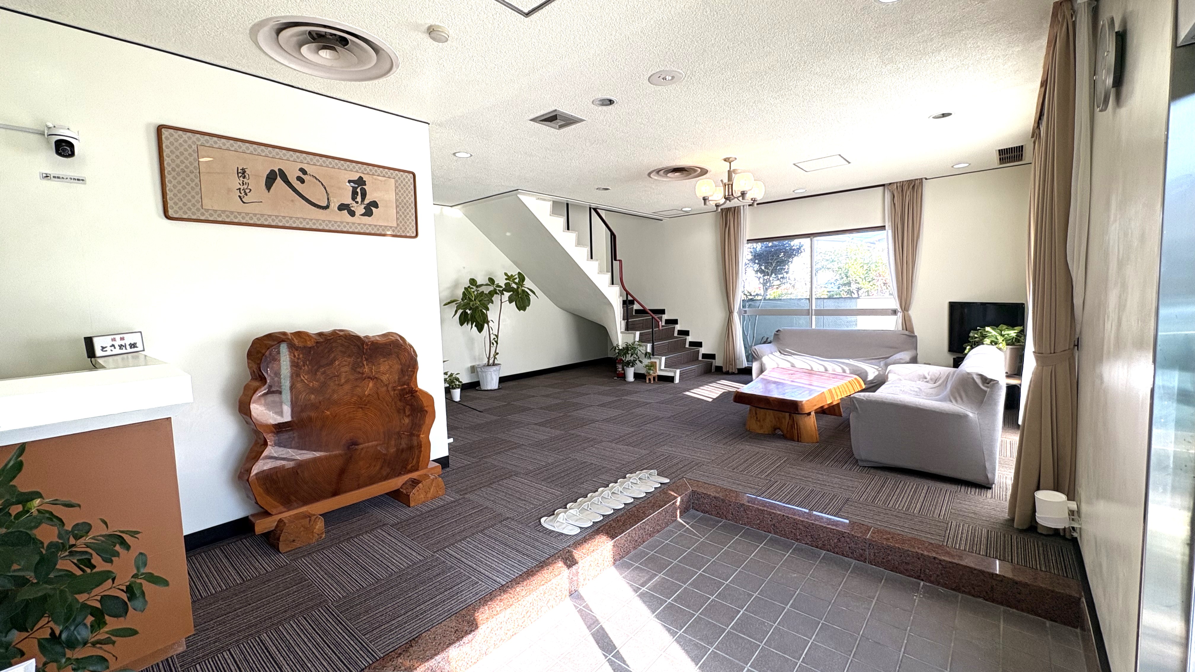 木の温もりあるテーブルとソファでゆっくりとおくつろぎ頂けます。ご到着時や休憩スペースとして快適にお使いいただけます。