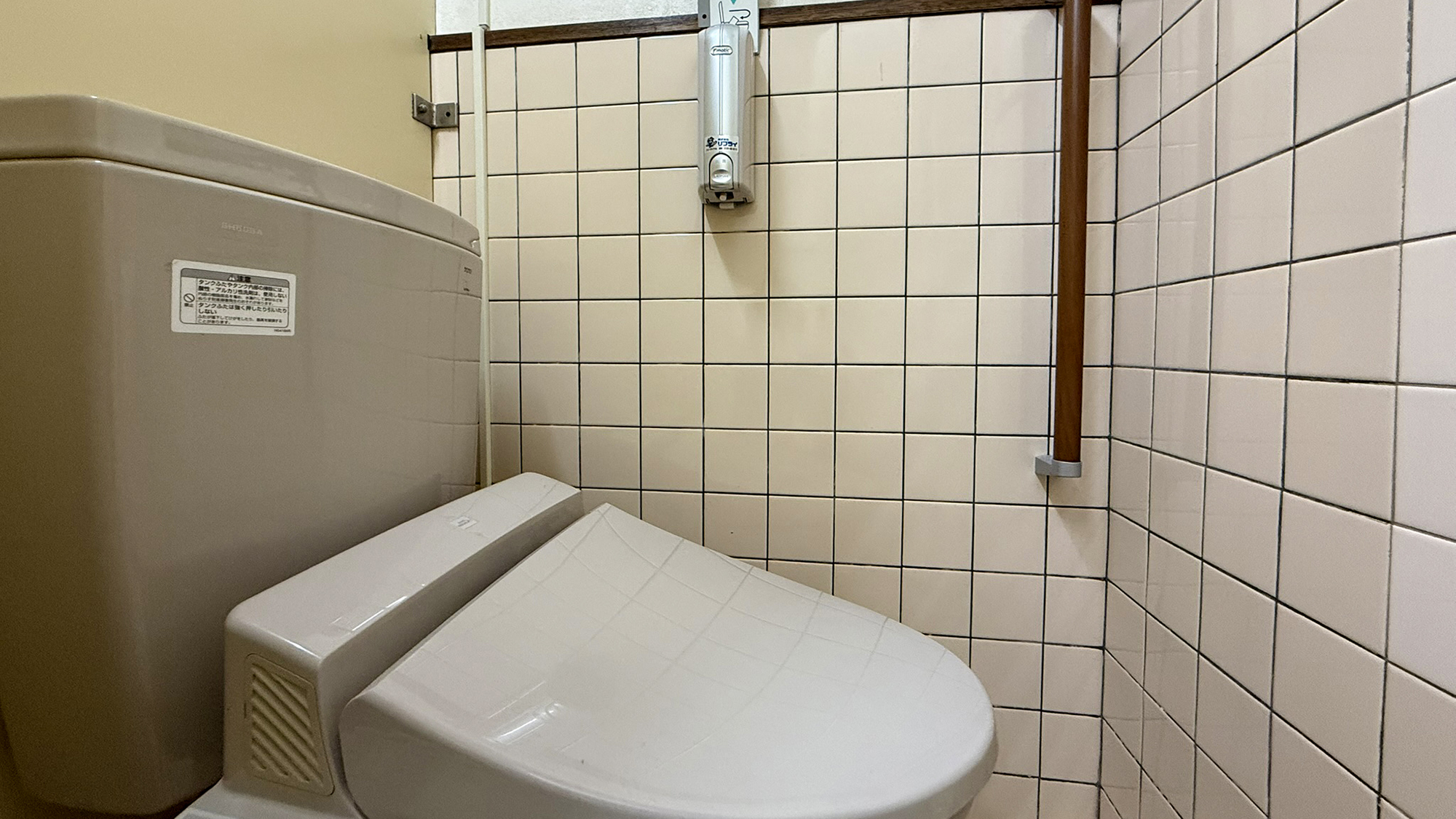 #お手洗い　各階にウォシュレット付洋式トイレを設置しています