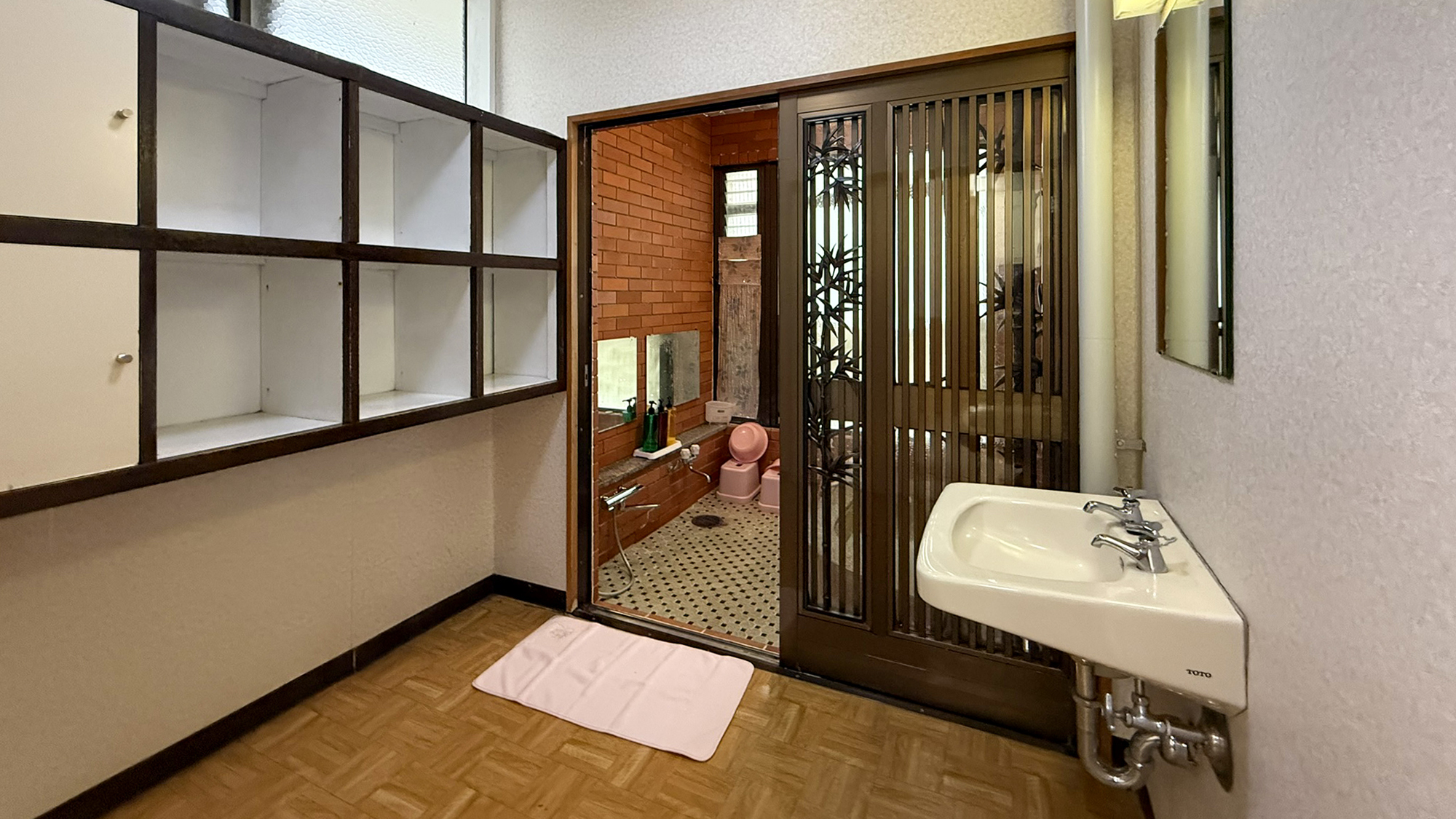 #女性脱衣所　落ち着いた雰囲気の脱衣所で、入浴前後も快適にご利用いただけます