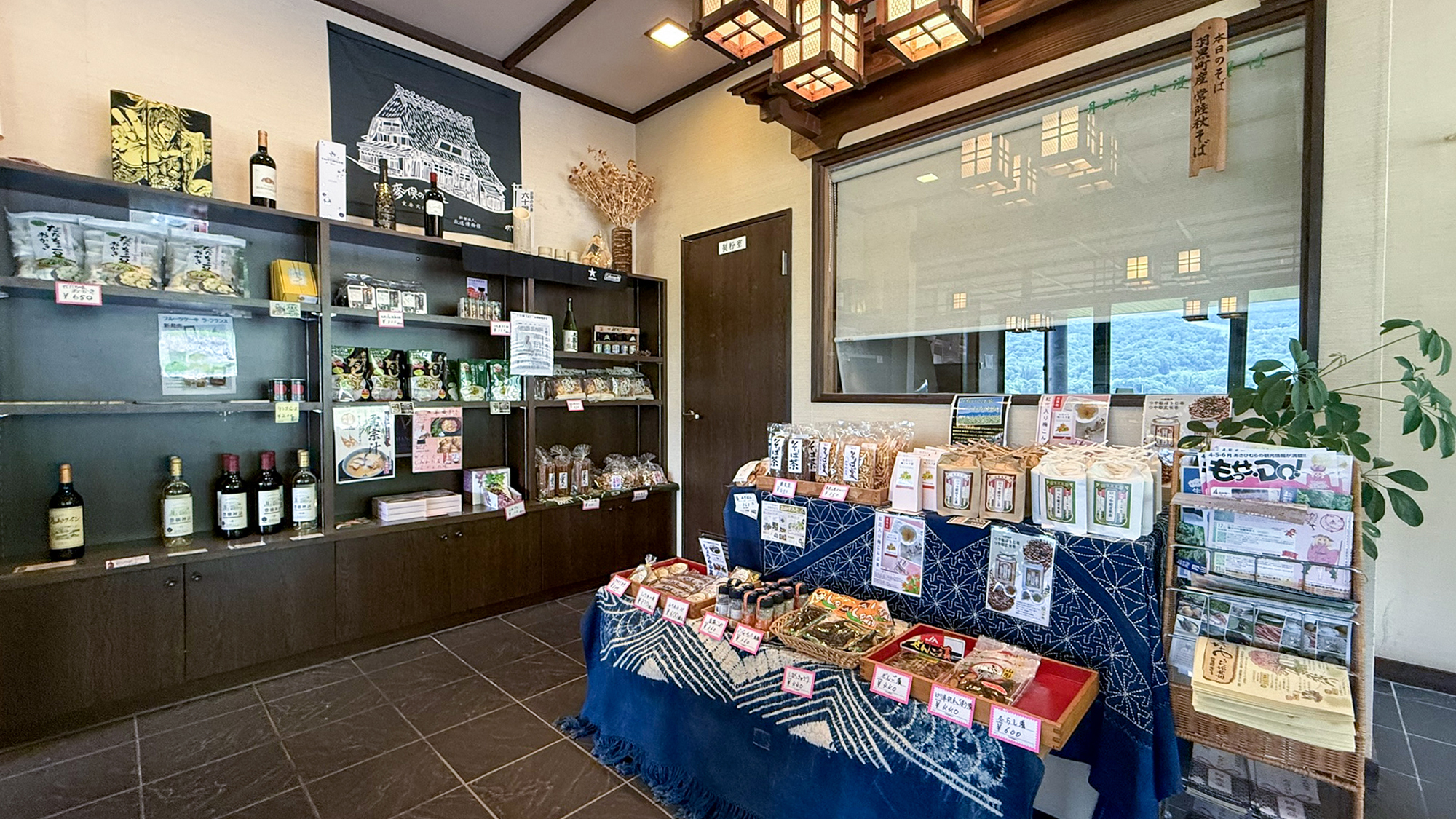 #食堂　お土産も販売中！旅の思い出に美味しさをお持ち帰りいただけます