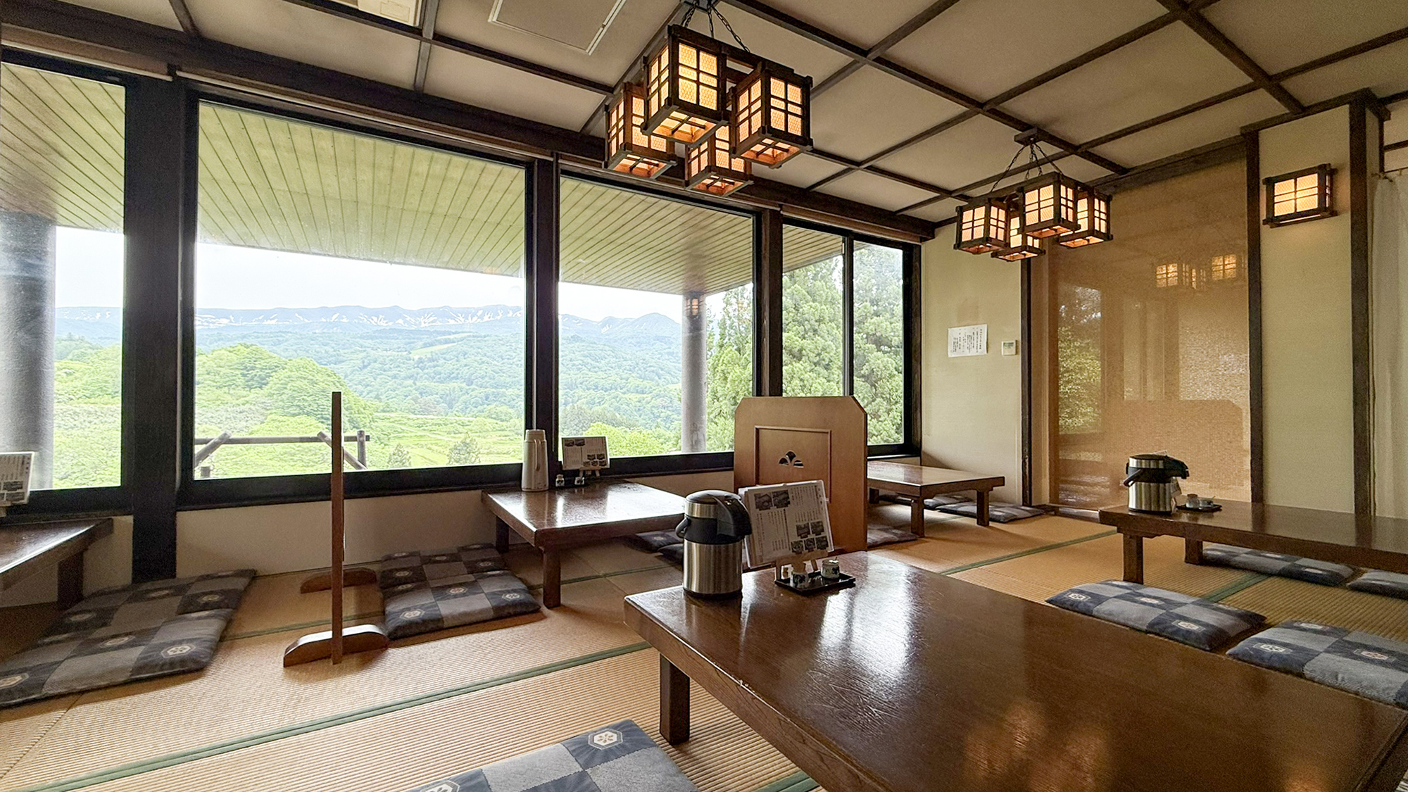 #食堂　自家製十割そばが評判で、月山を眺めながら味わう一杯は格別です