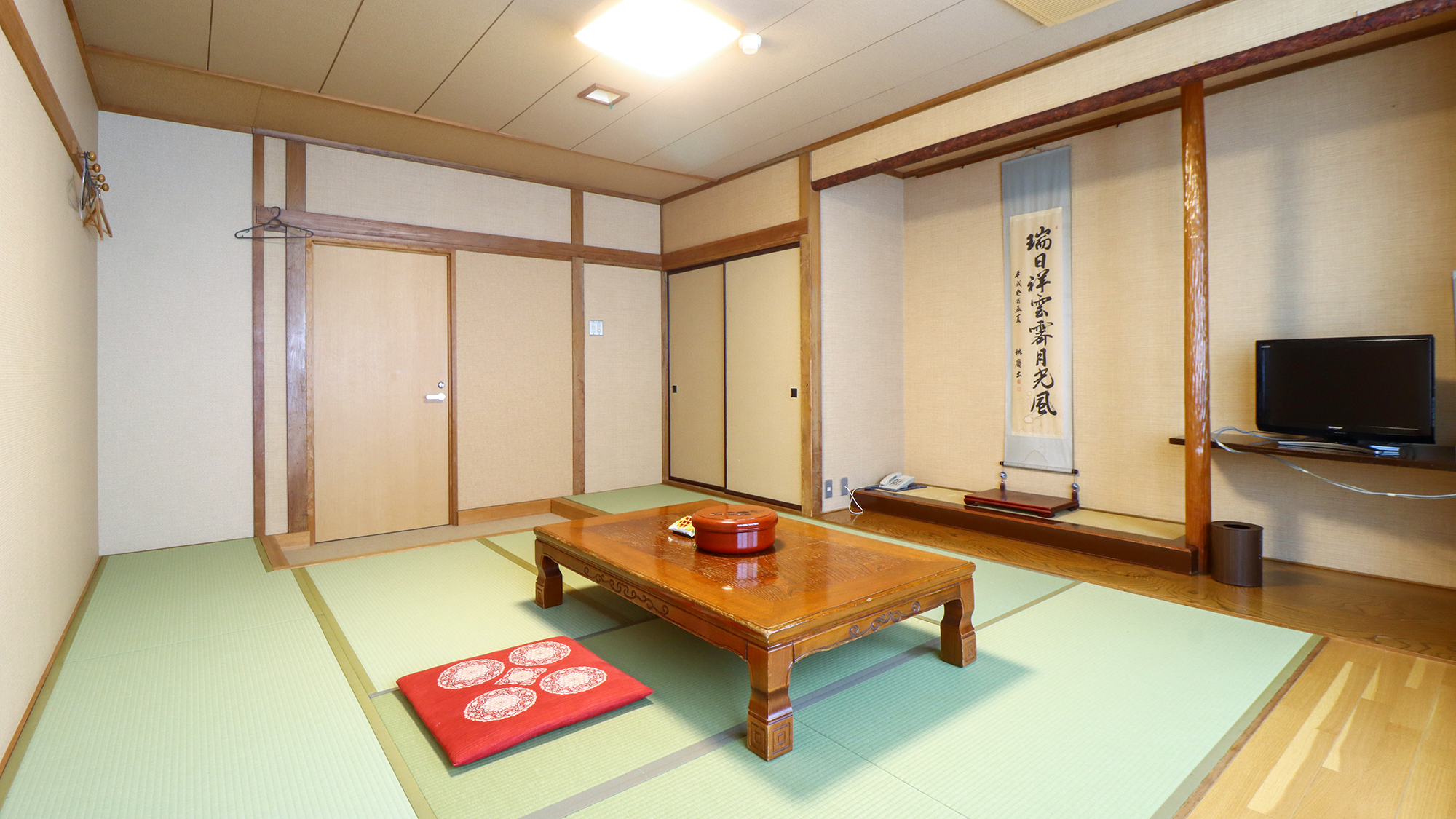 #ぶな　ゆとりある9畳の和室で、のんびりくつろぎ時間をお過ごしください