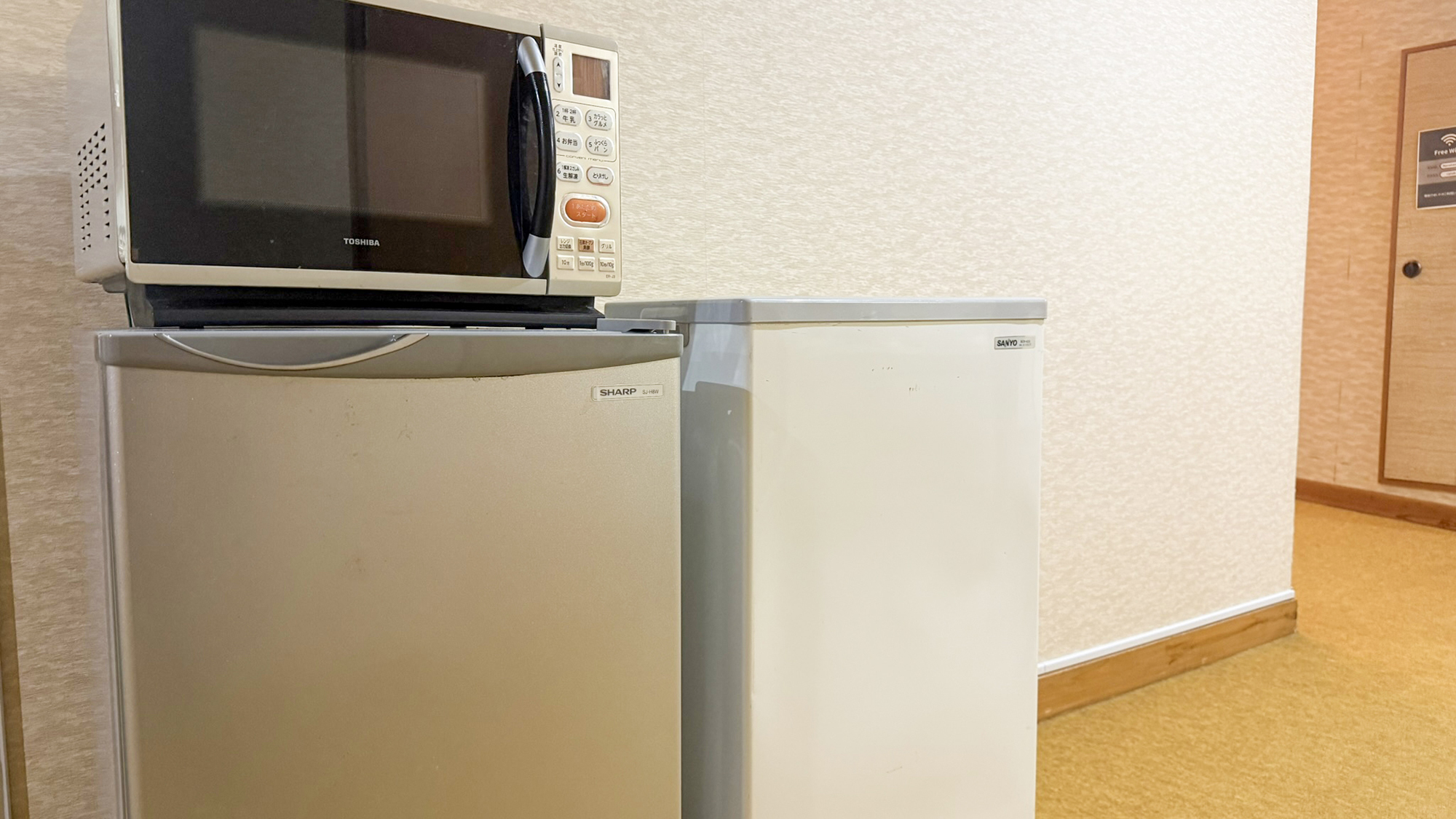 #共同設備　2階の廊下には共用の冷蔵庫と電子レンジを完備しています